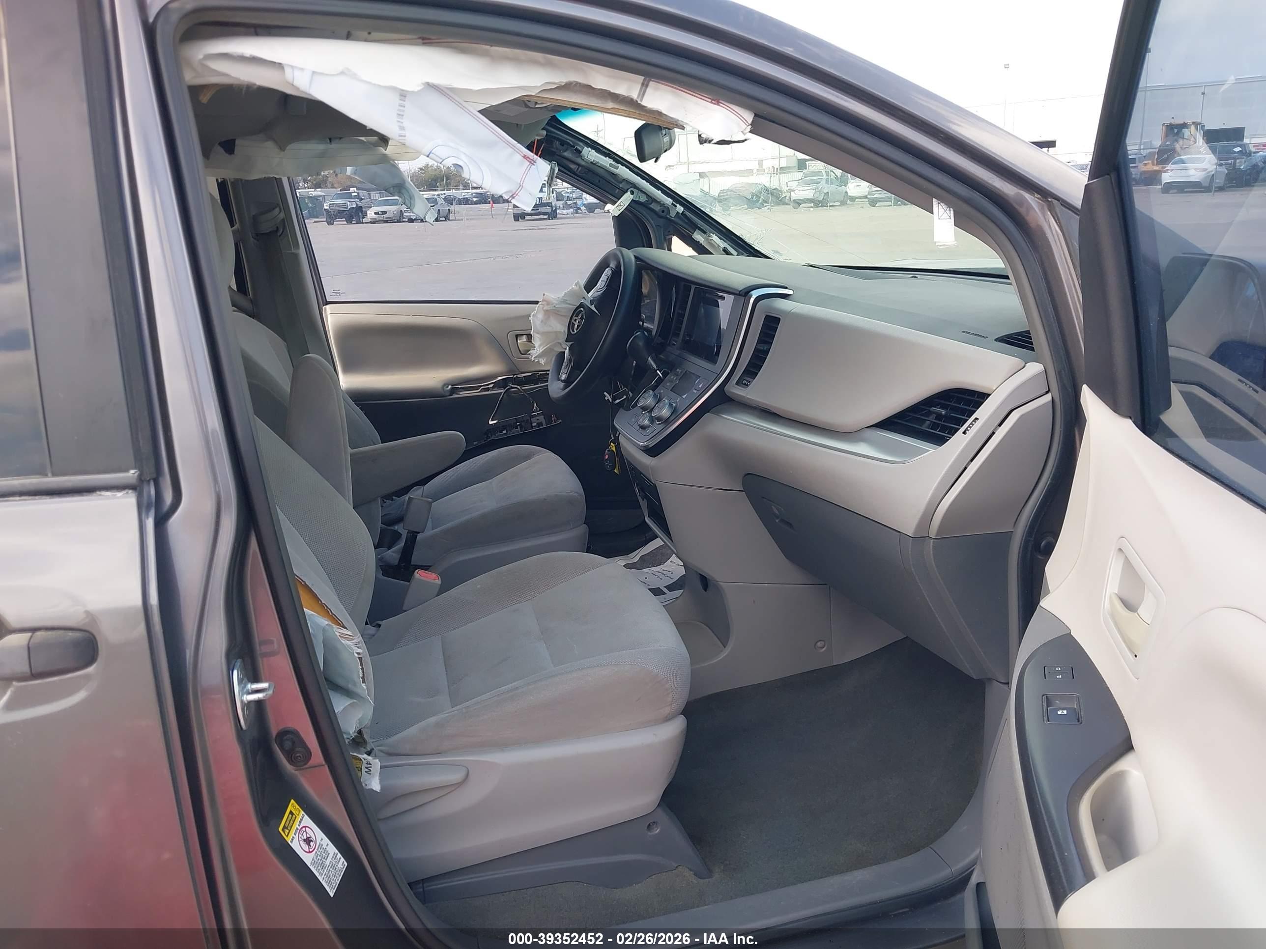 TOYOTA SIENNA image 5
