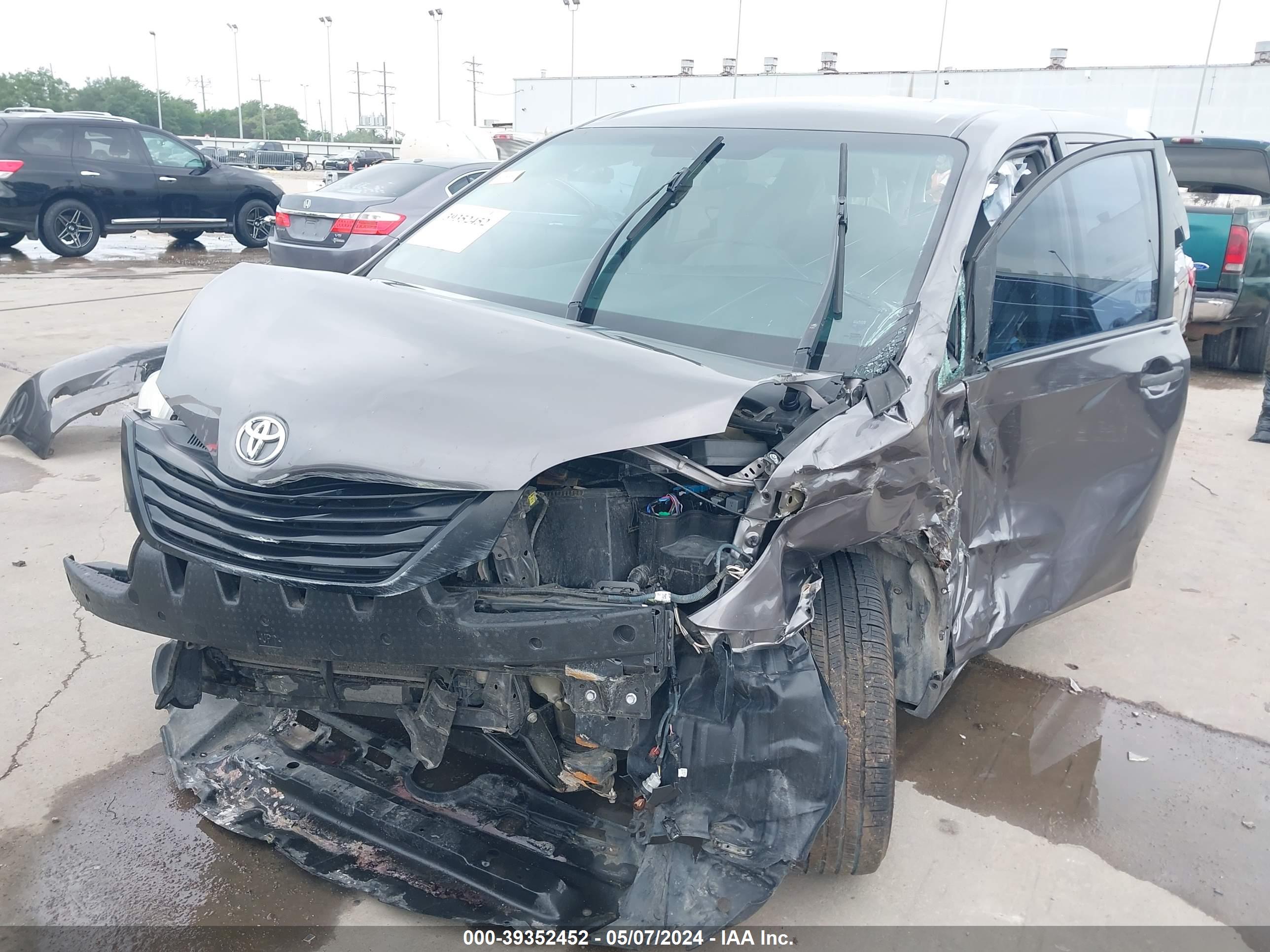 TOYOTA SIENNA image 6