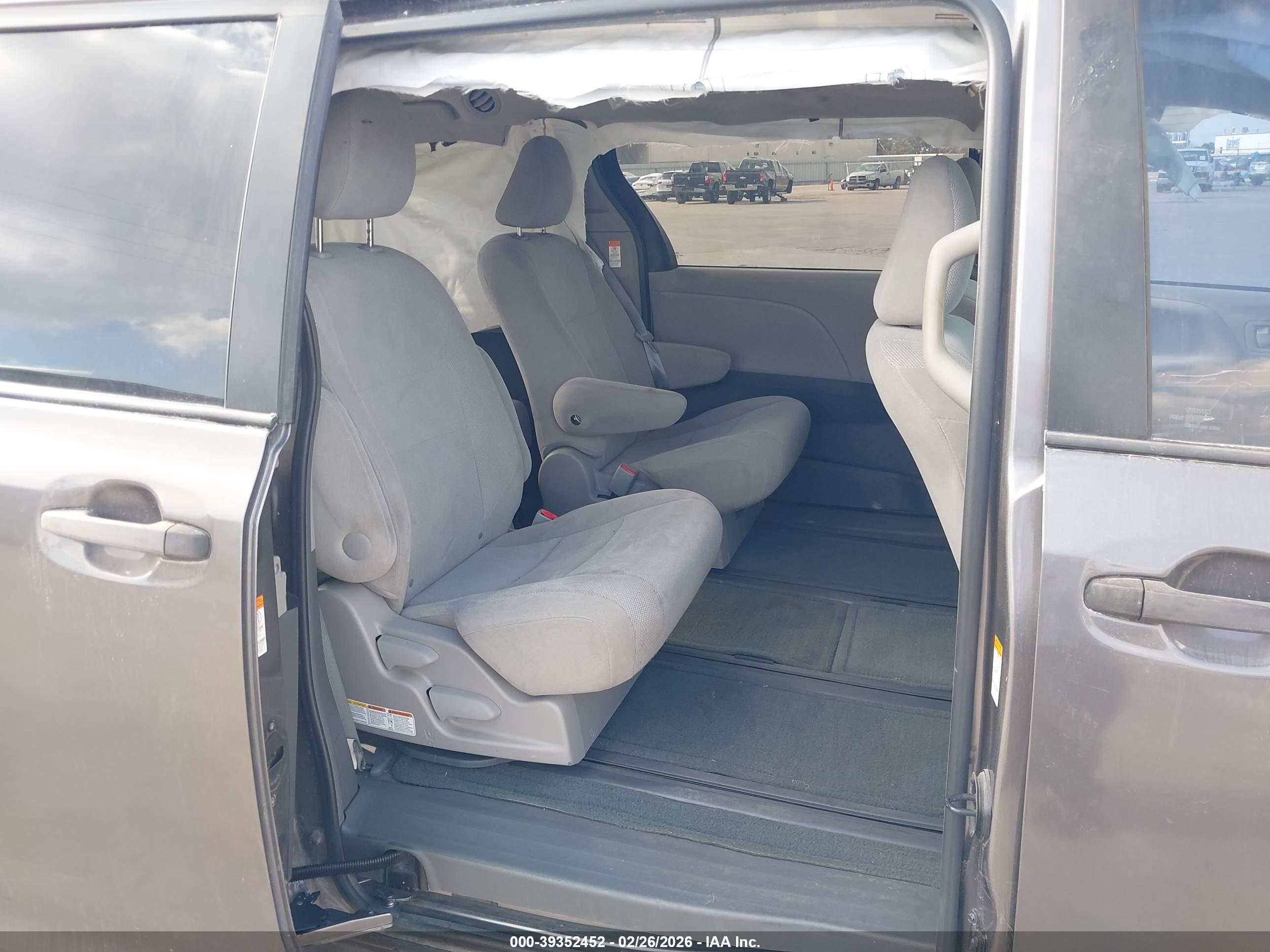 TOYOTA SIENNA image 8