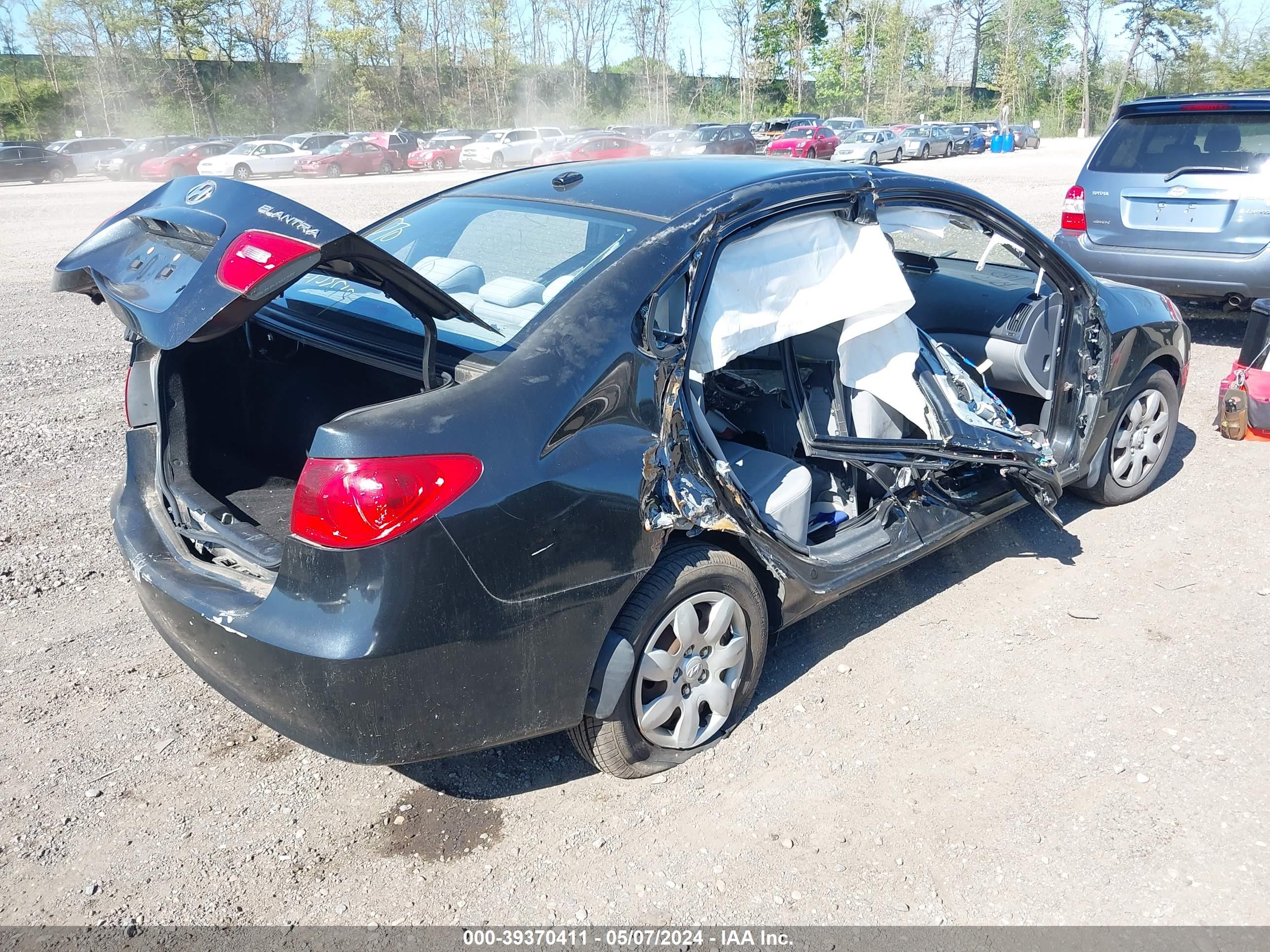 HYUNDAI ELANTRA image 4