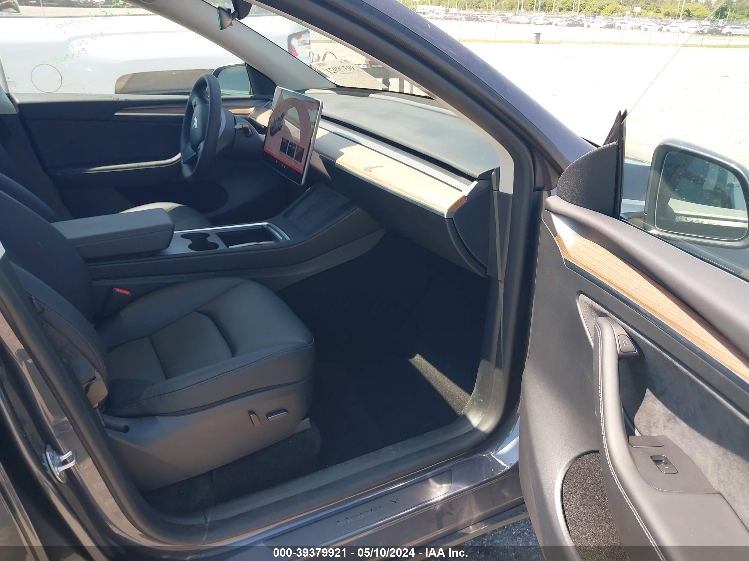 TESLA MODEL image 5