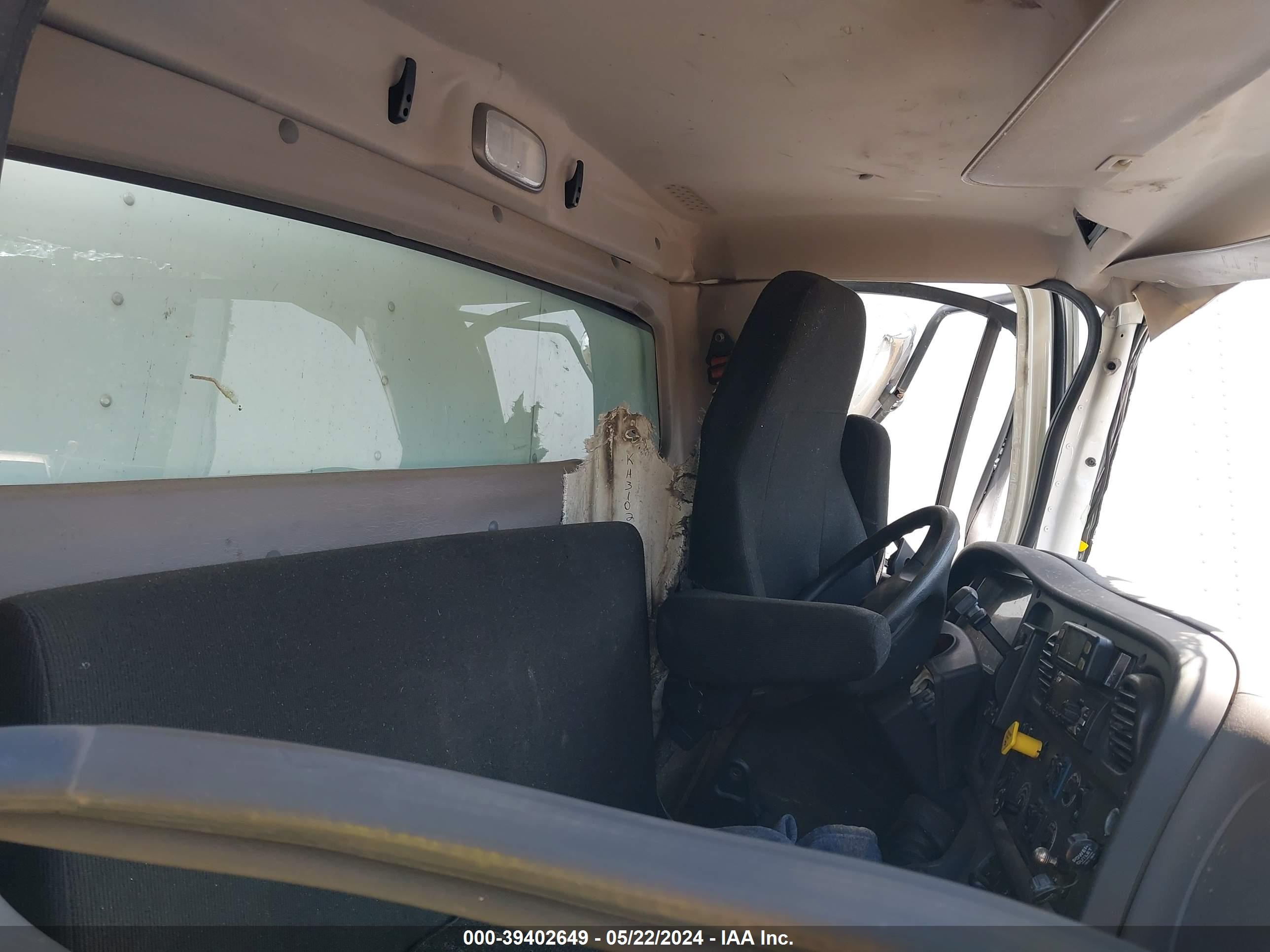FREIGHTLINER M2 image 7