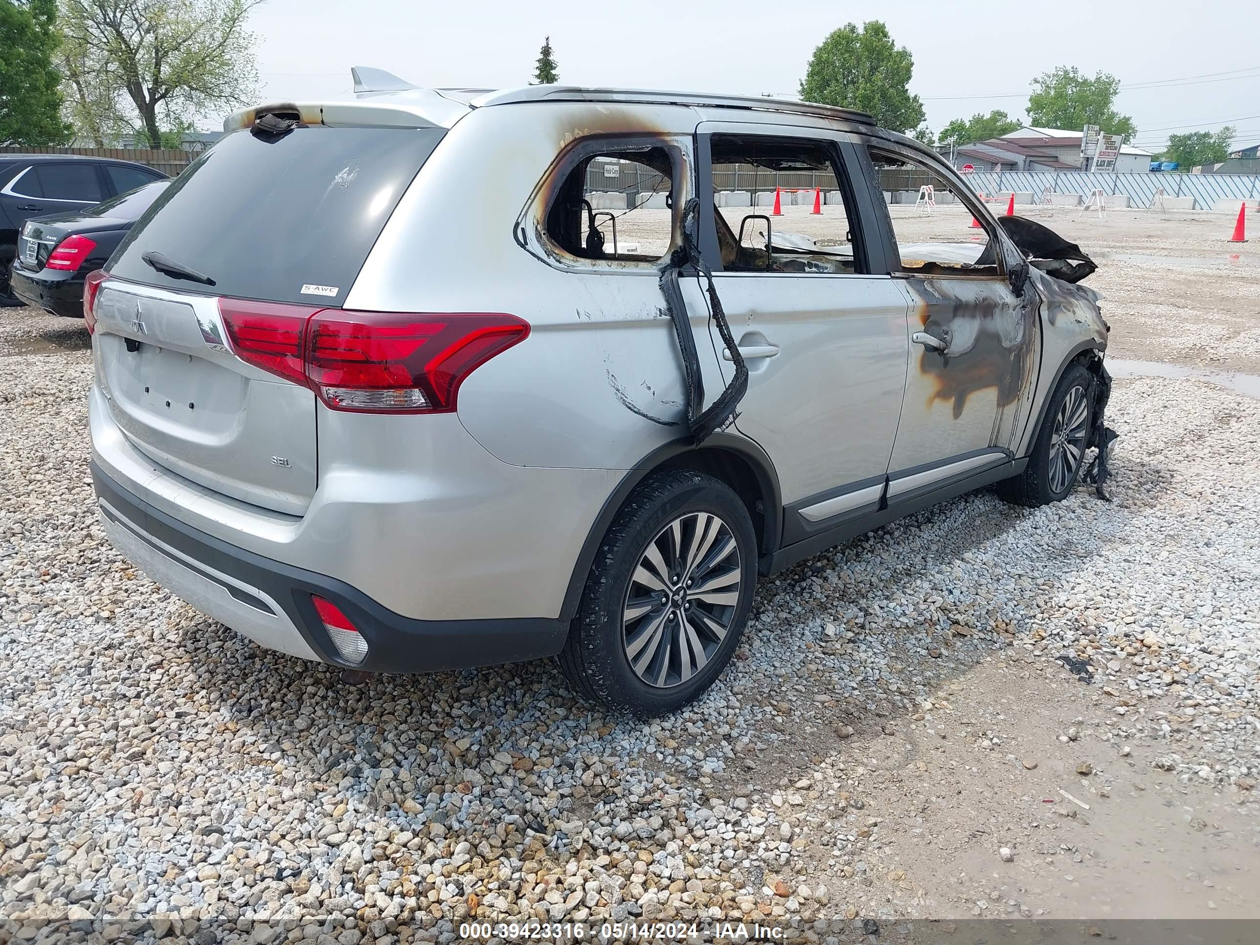 MITSUBISHI OUTLANDER image 4