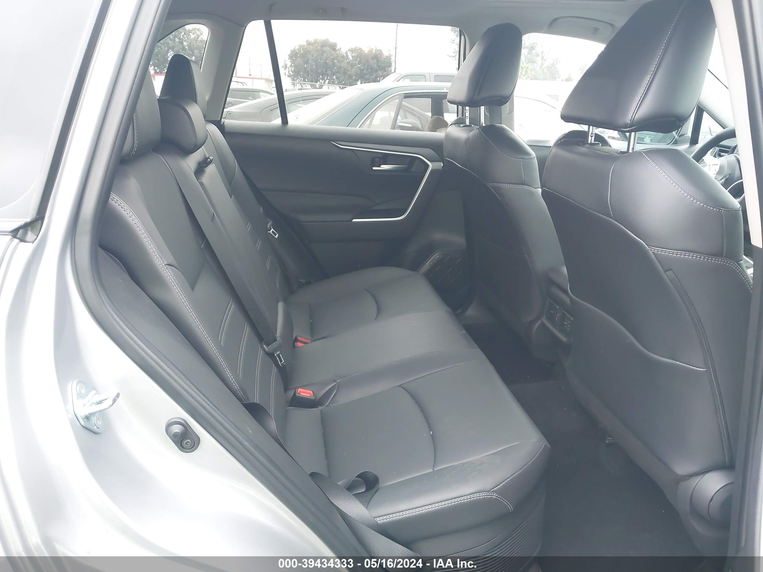TOYOTA RAV4 image 8