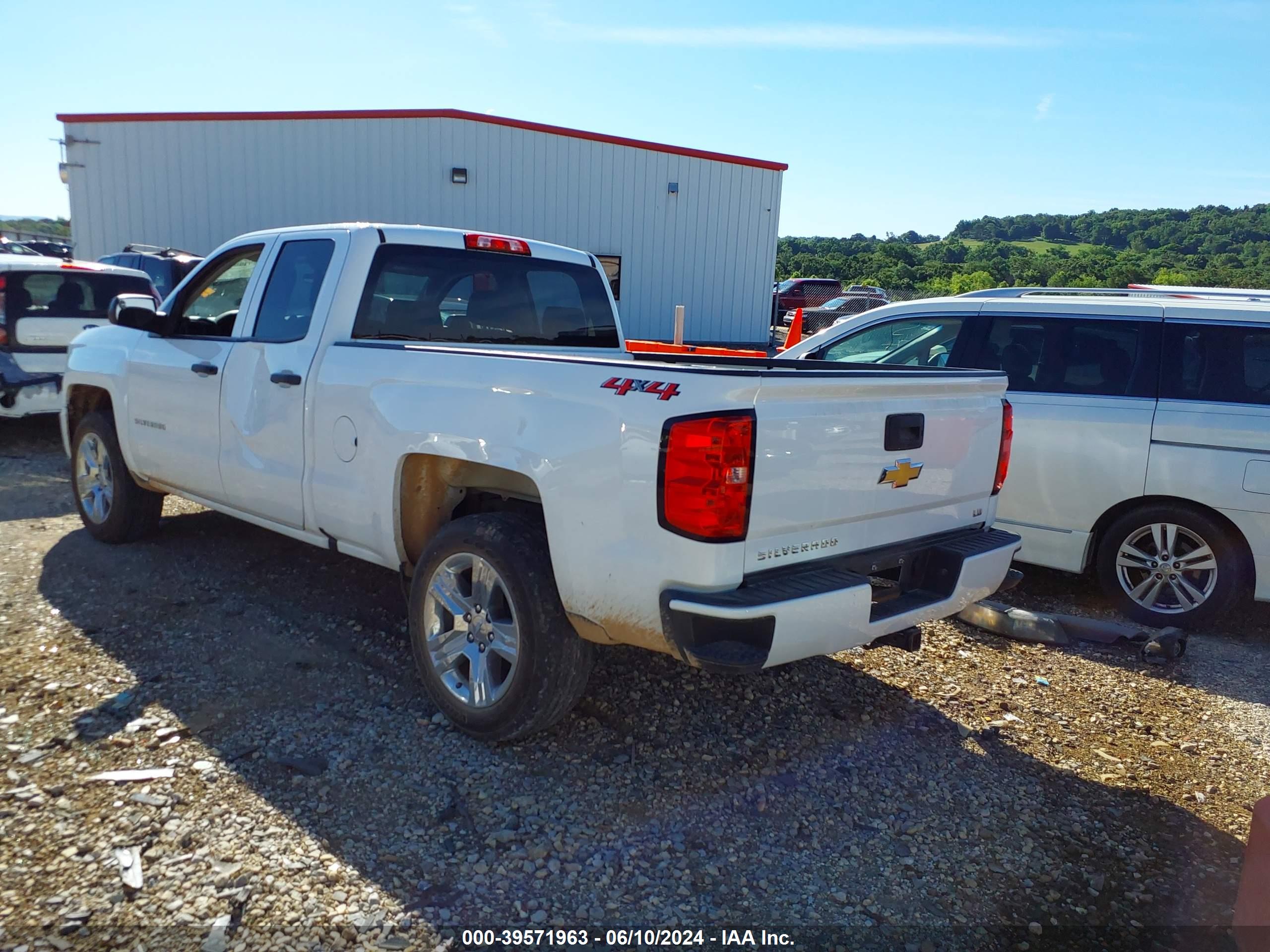 CHEVROLET SILVERADO image 3