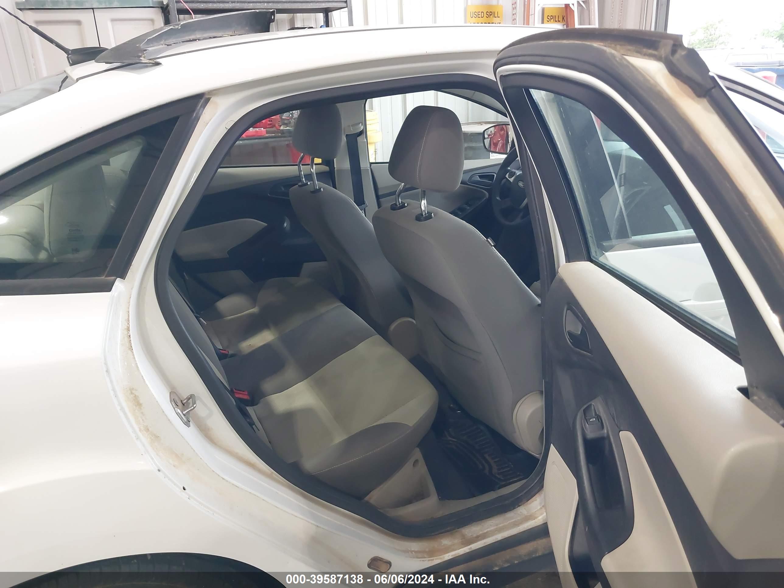 FORD FOCUS image 8
