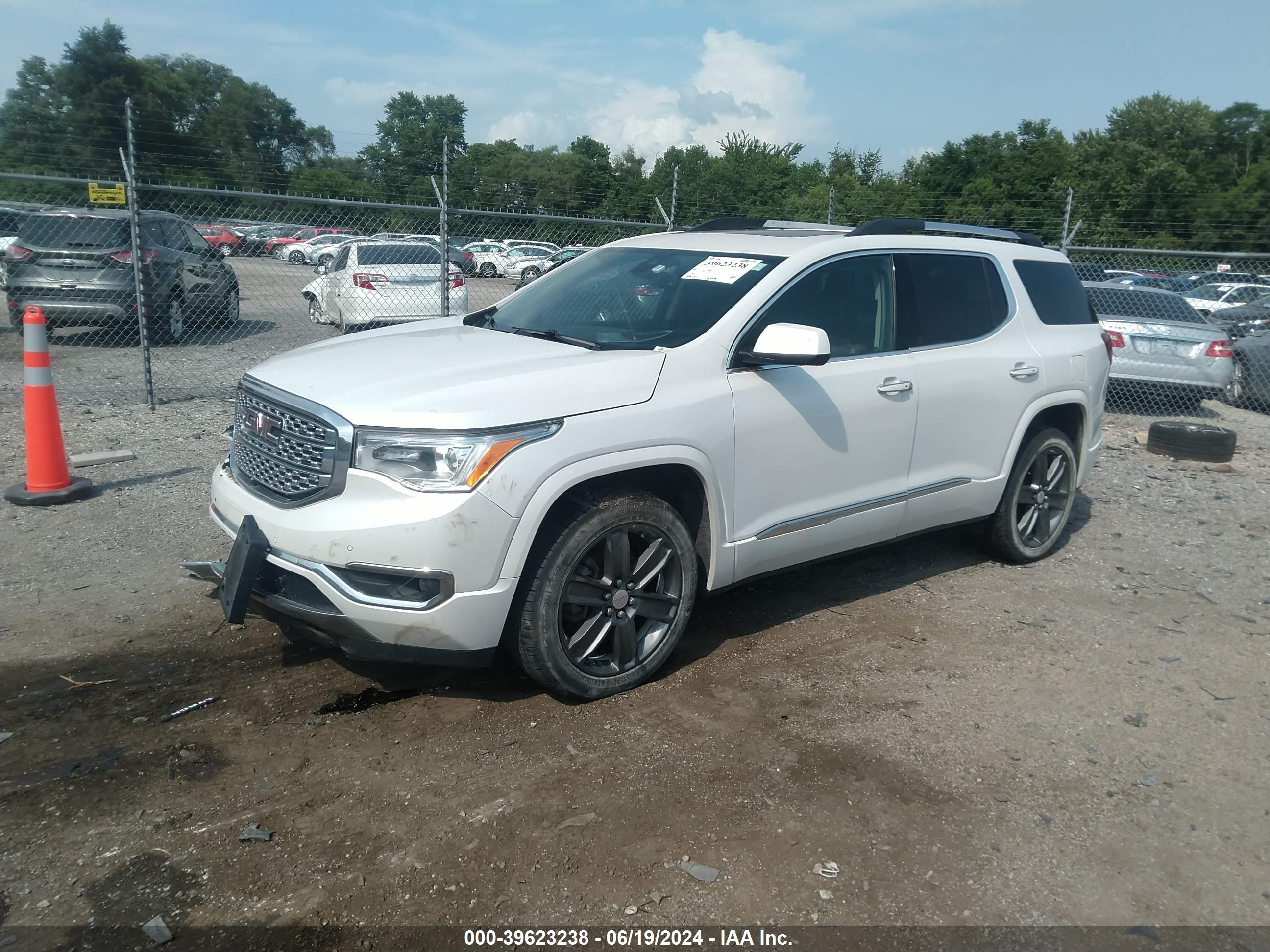 GMC ACADIA image 2
