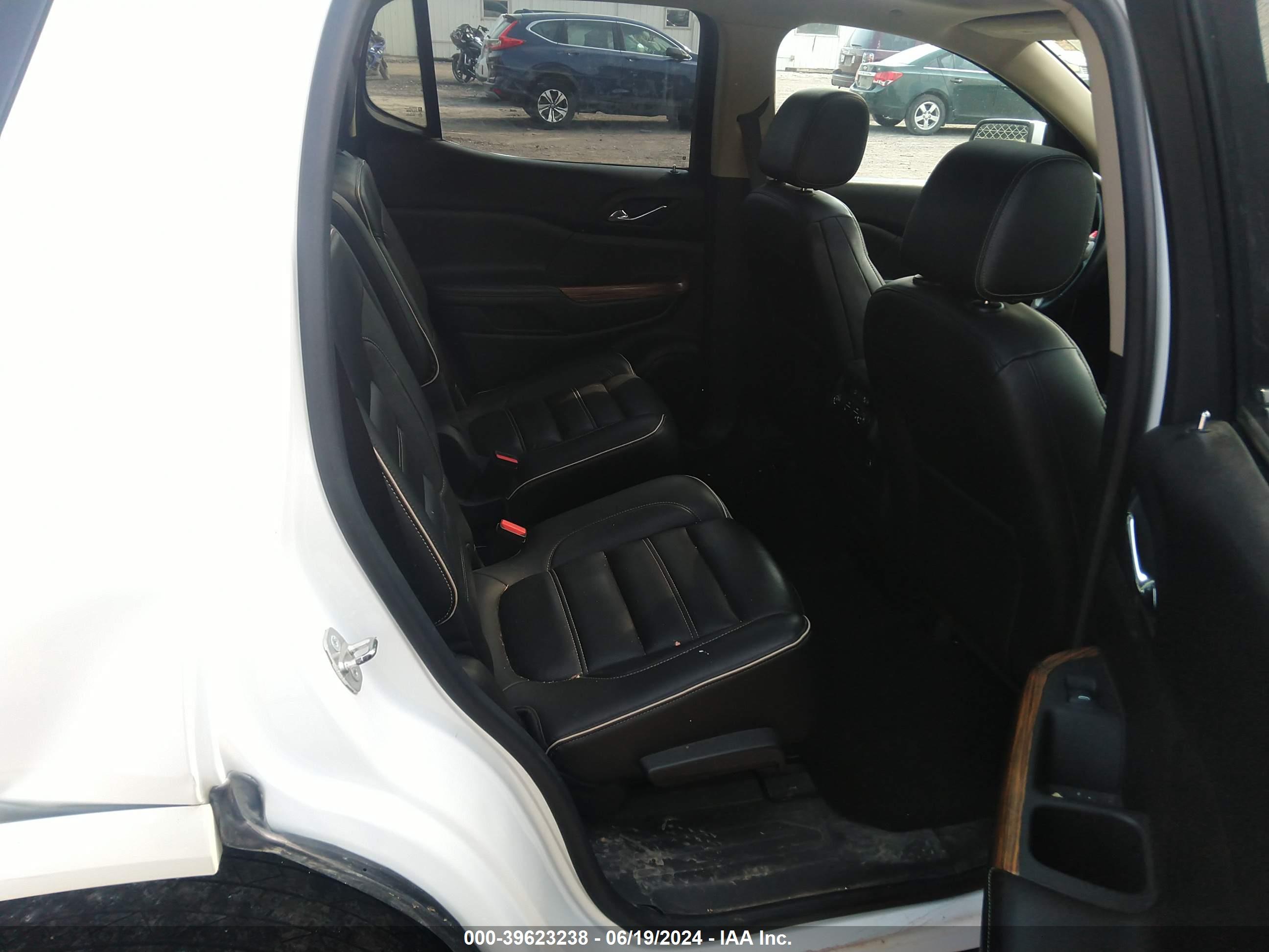 GMC ACADIA image 8