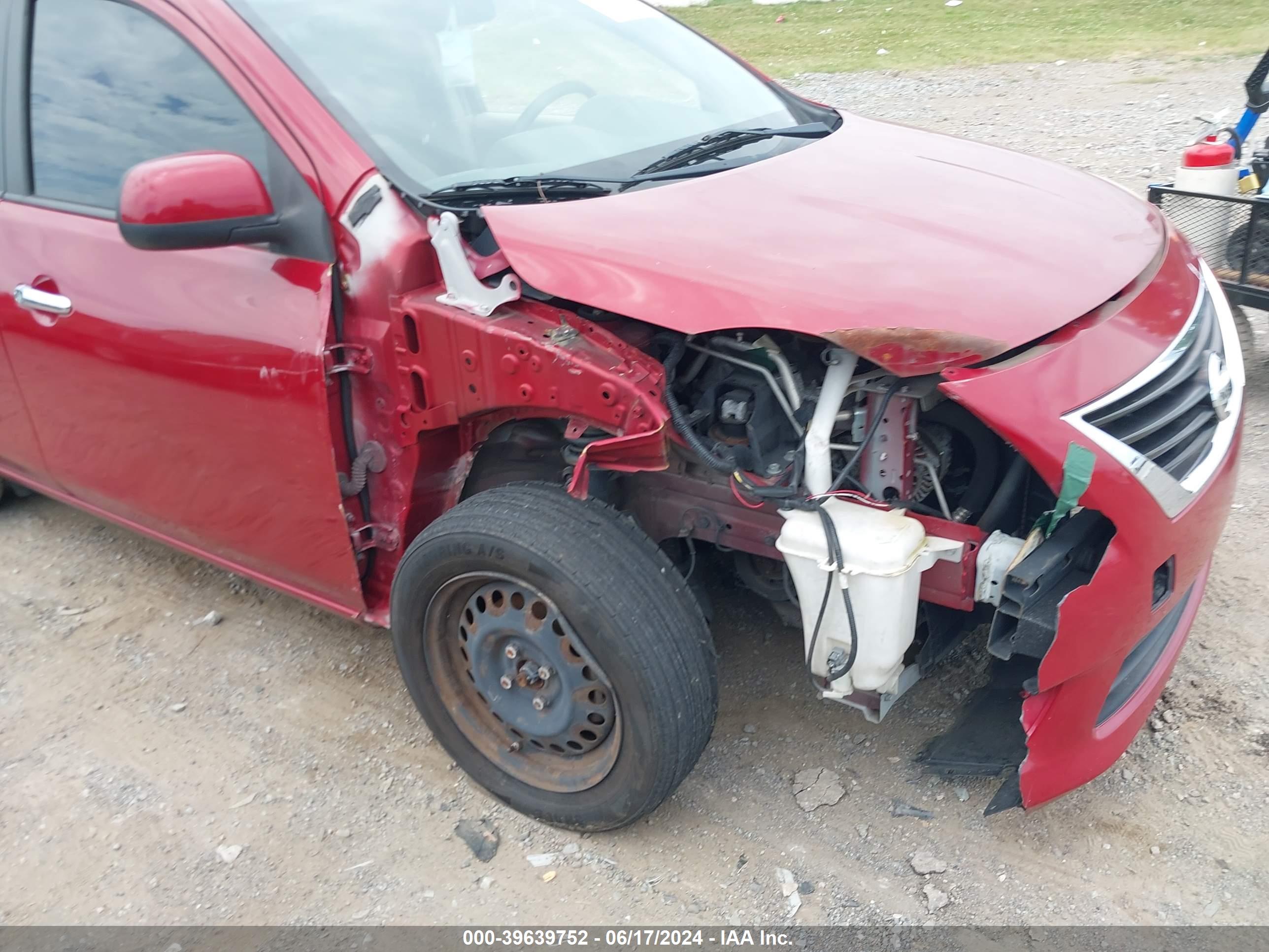 NISSAN VERSA image 6