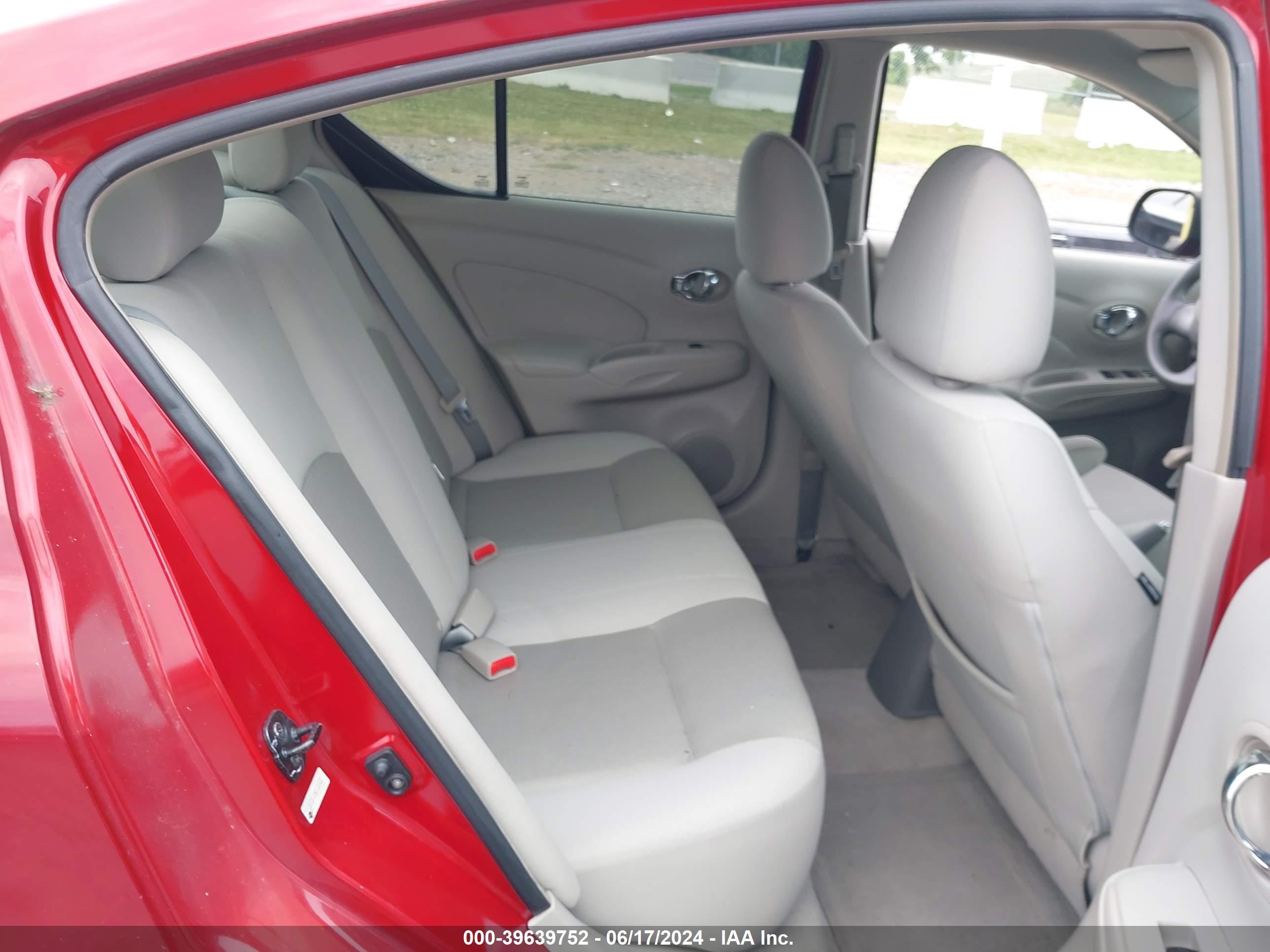 NISSAN VERSA image 8