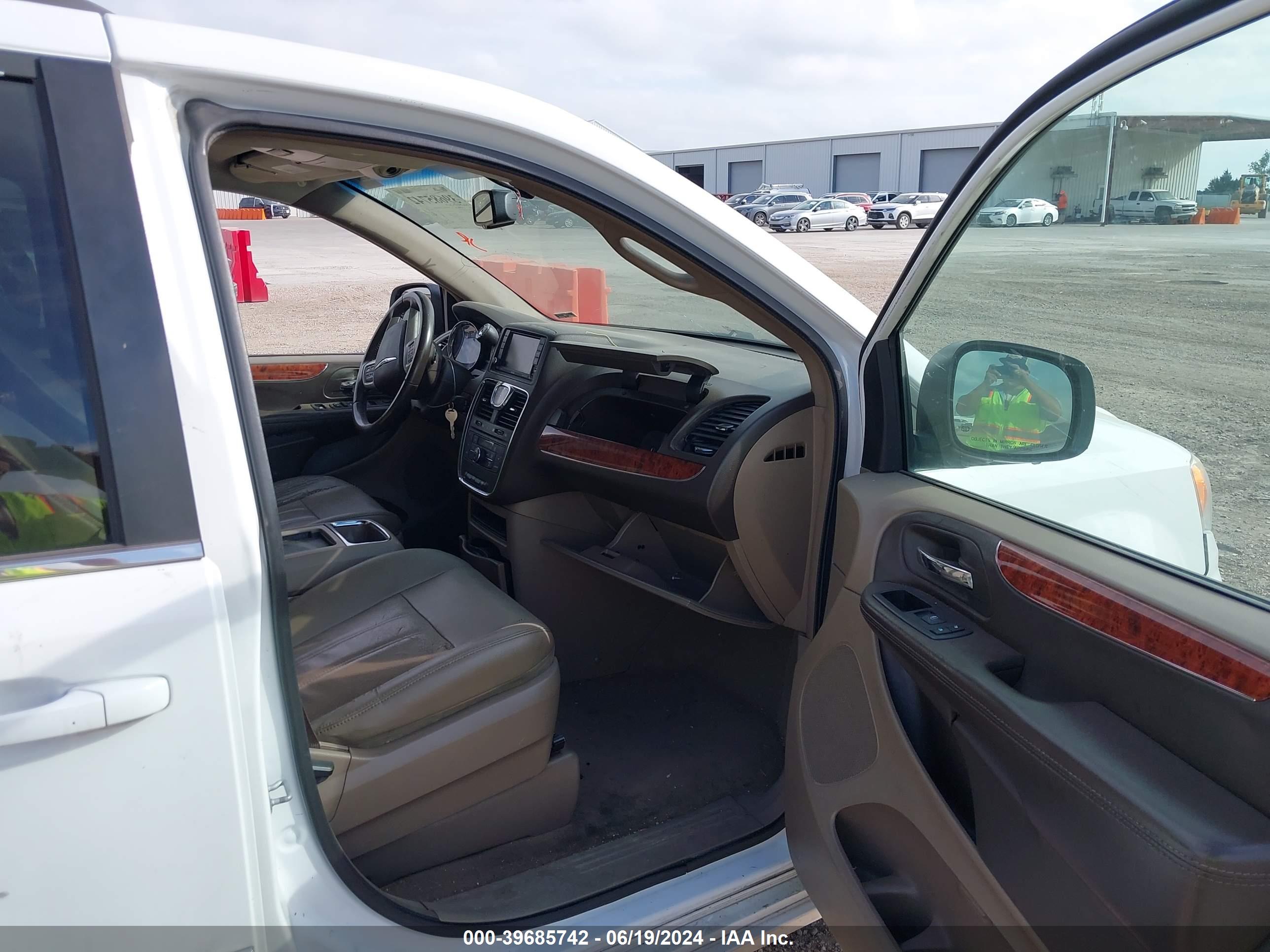 CHRYSLER TOWN image 5