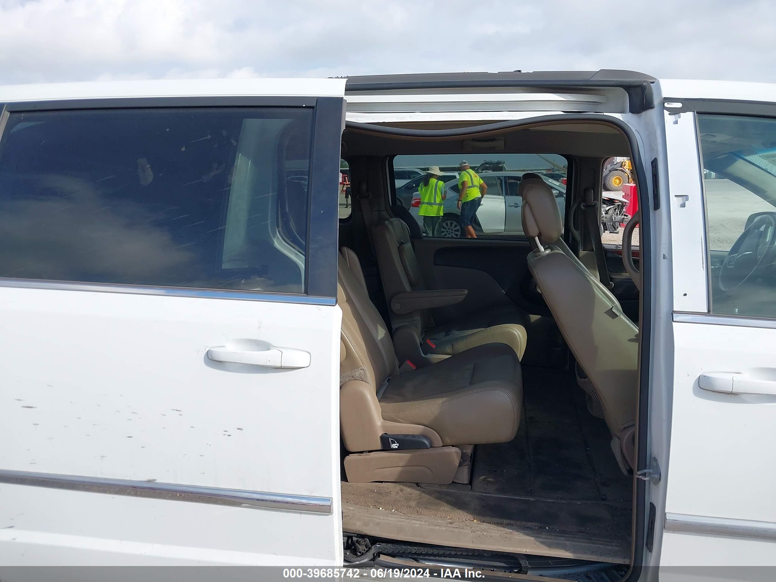 CHRYSLER TOWN image 8