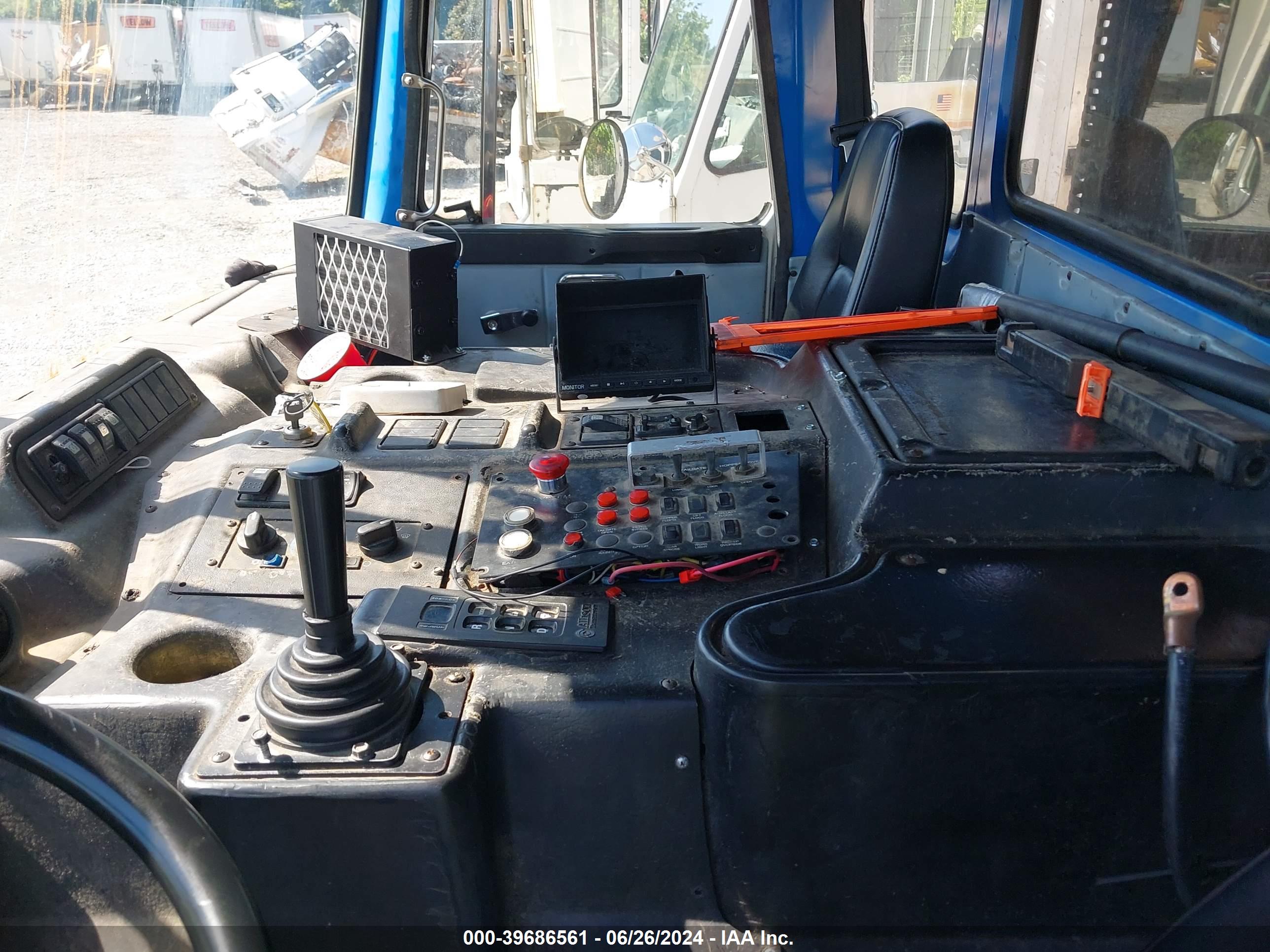 AUTOCAR LLC image 7