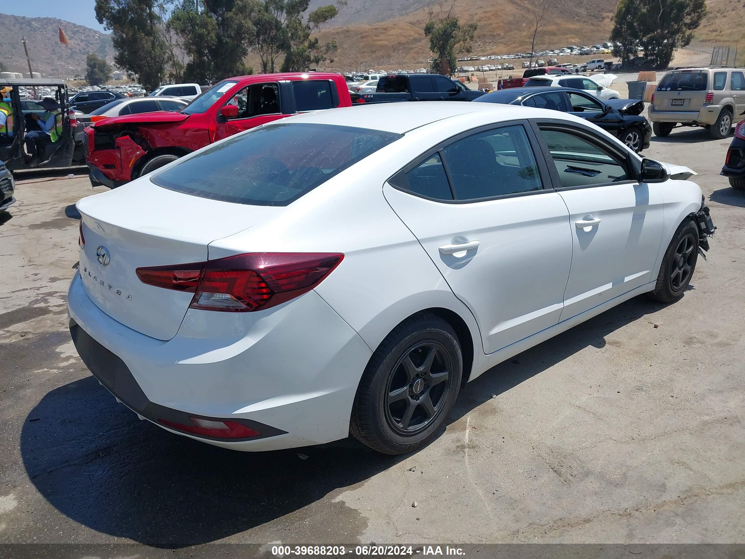 HYUNDAI ELANTRA image 4