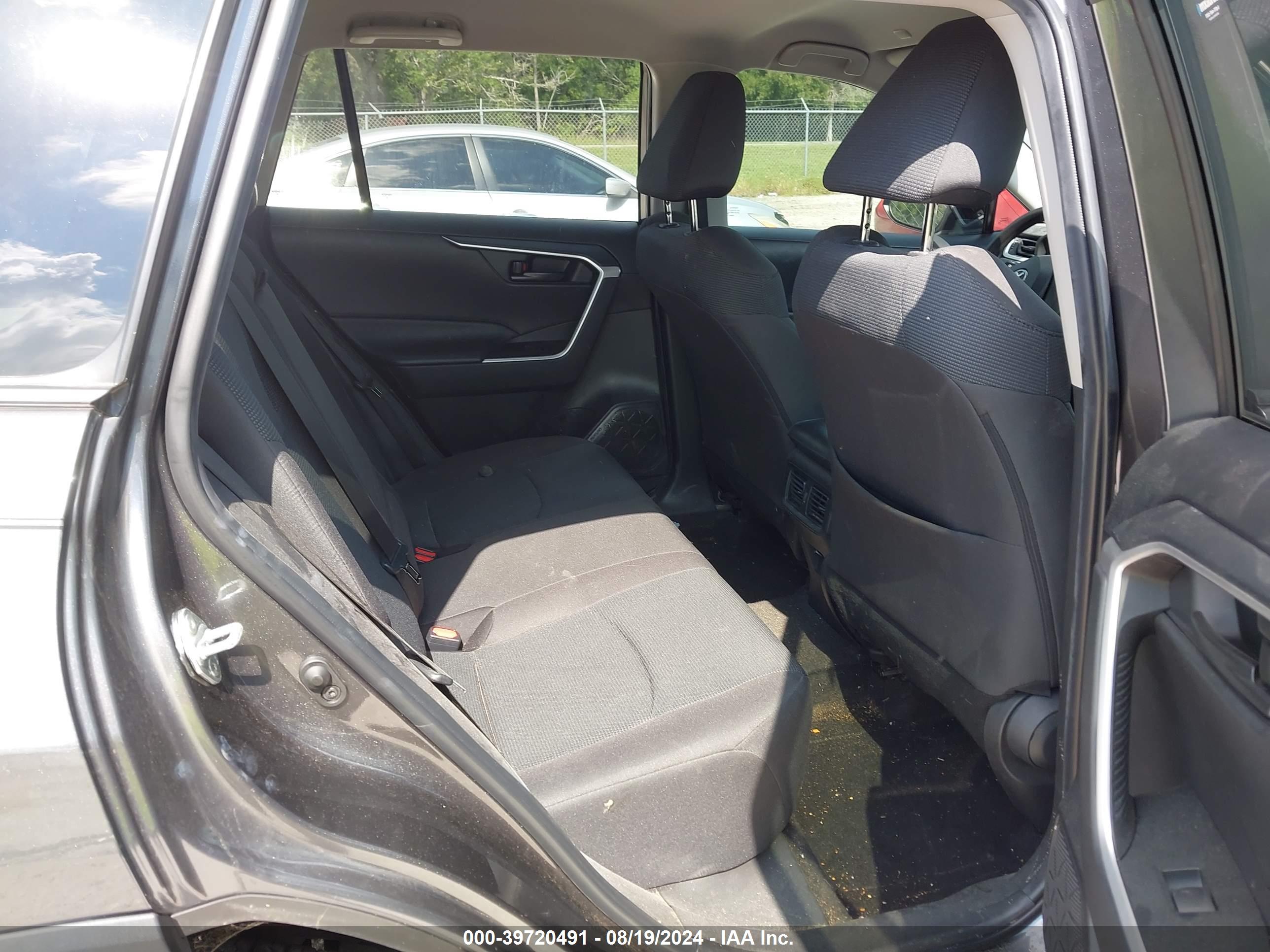 TOYOTA RAV4 image 8
