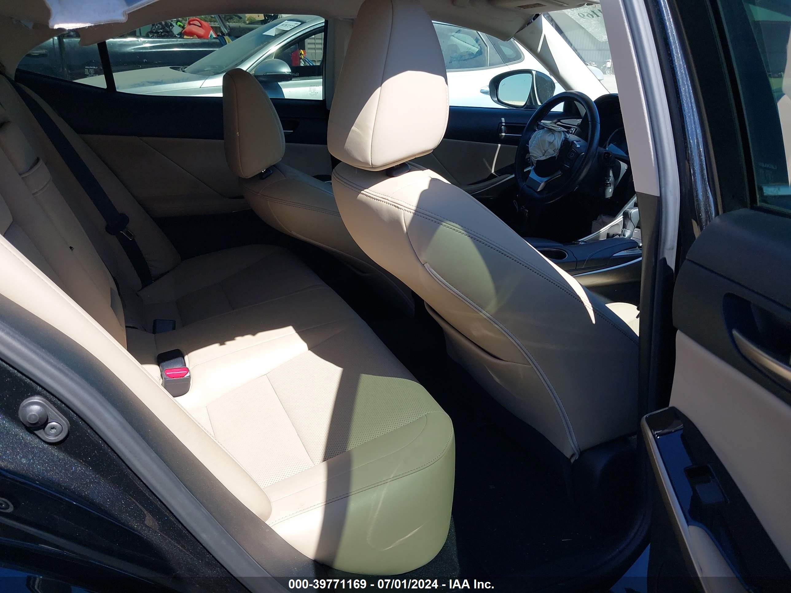 LEXUS IS image 8