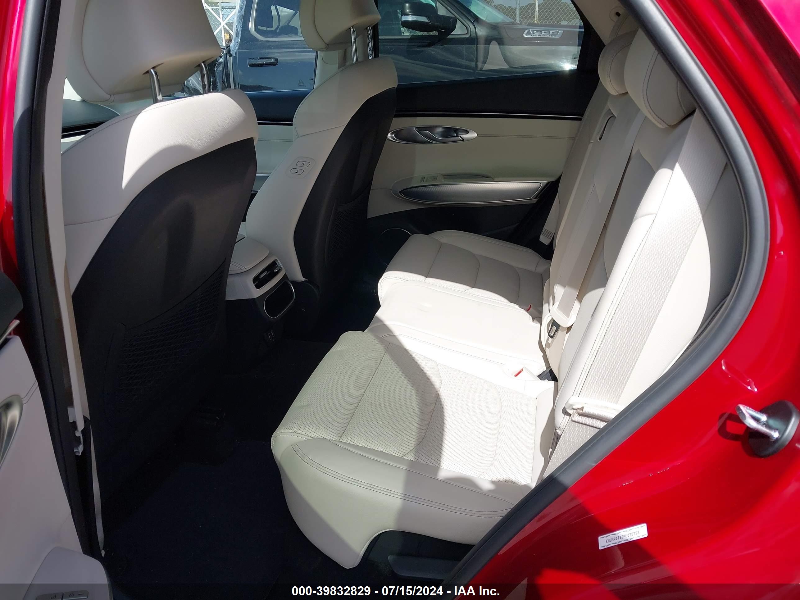GENESIS GV70 image 8