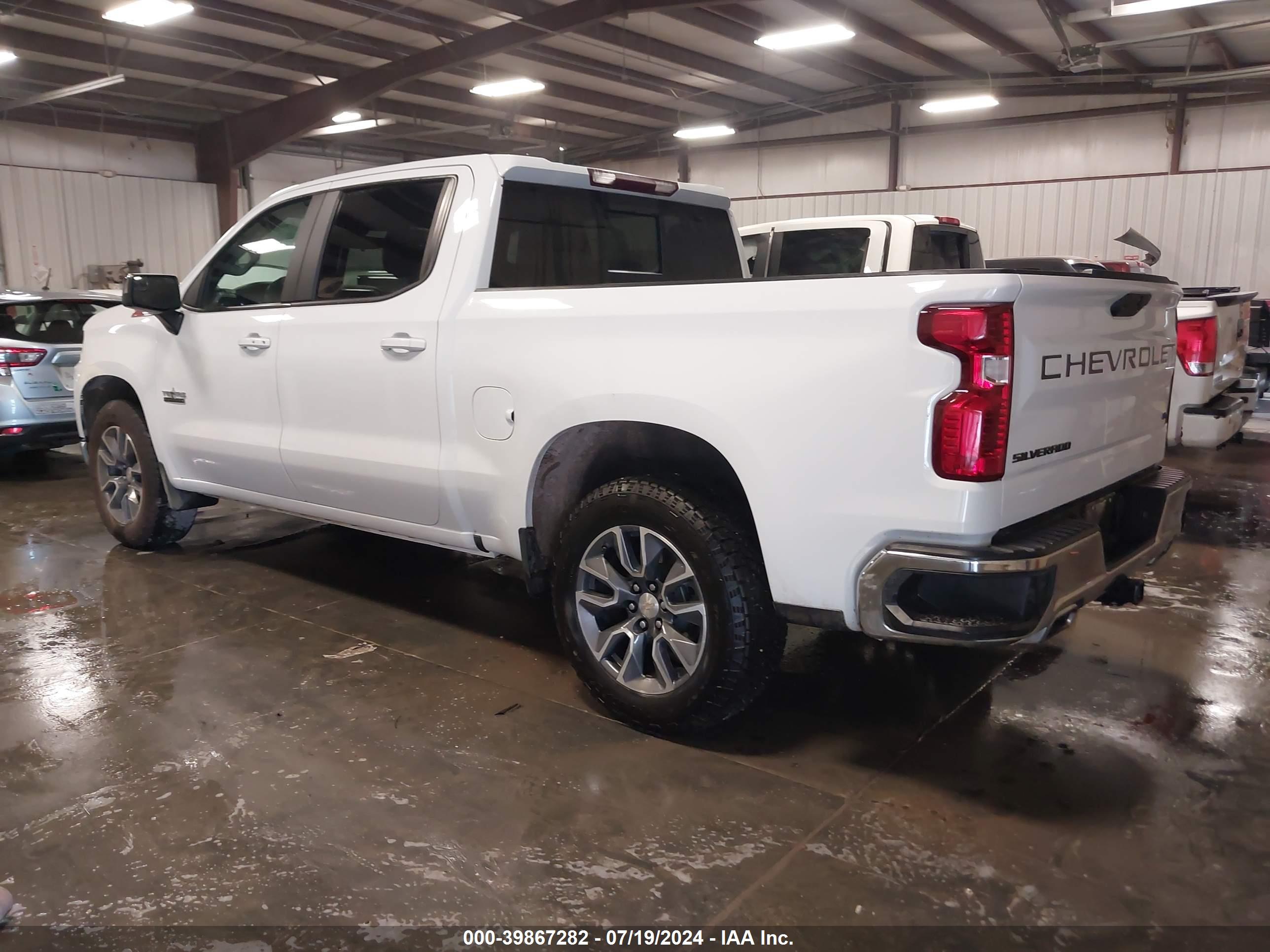 CHEVROLET SILVERADO image 3