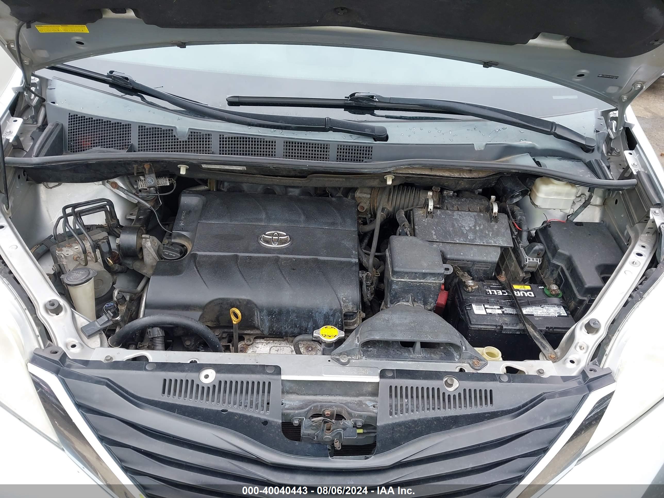 TOYOTA SIENNA image 10