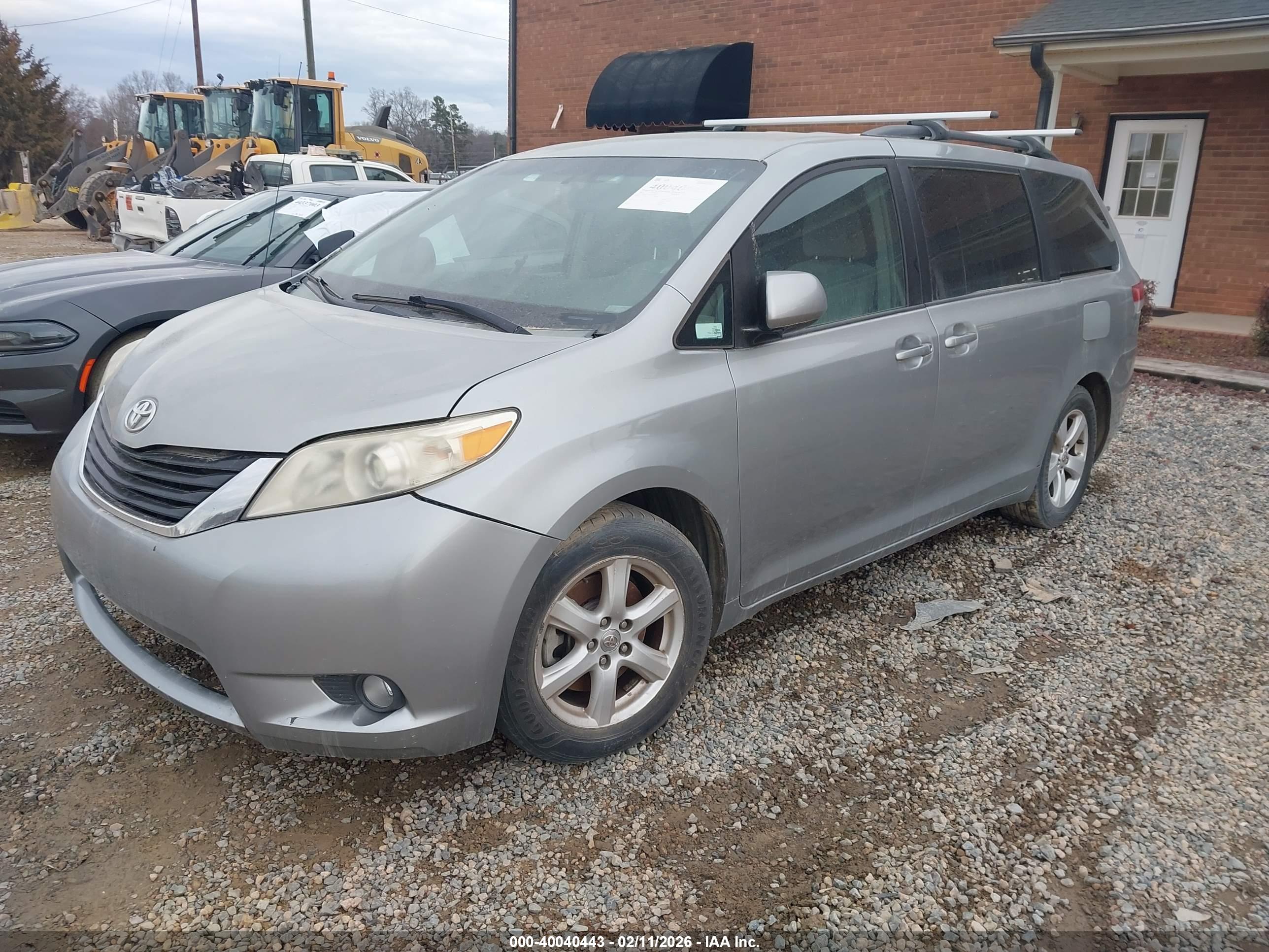 TOYOTA SIENNA image 2