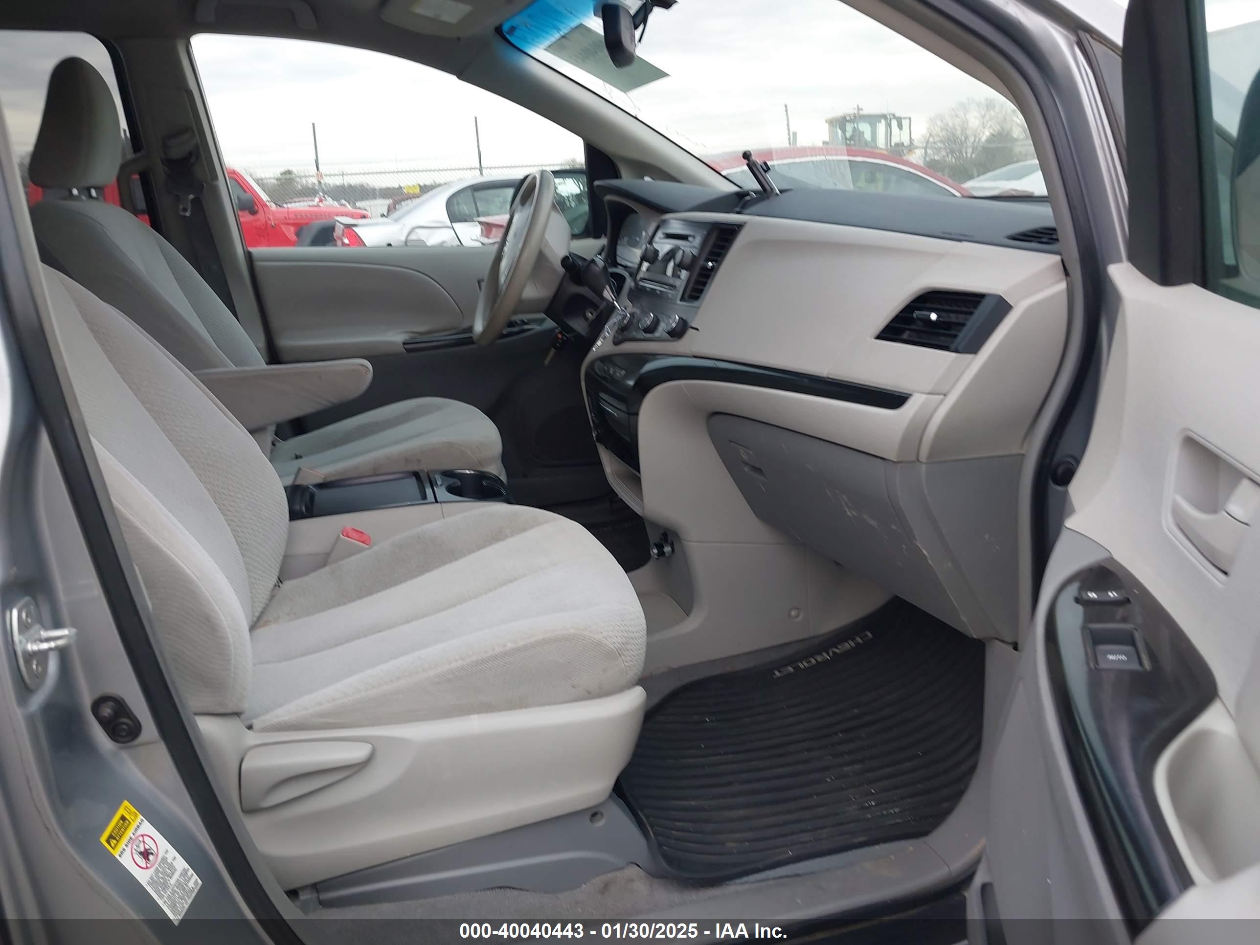 TOYOTA SIENNA image 5