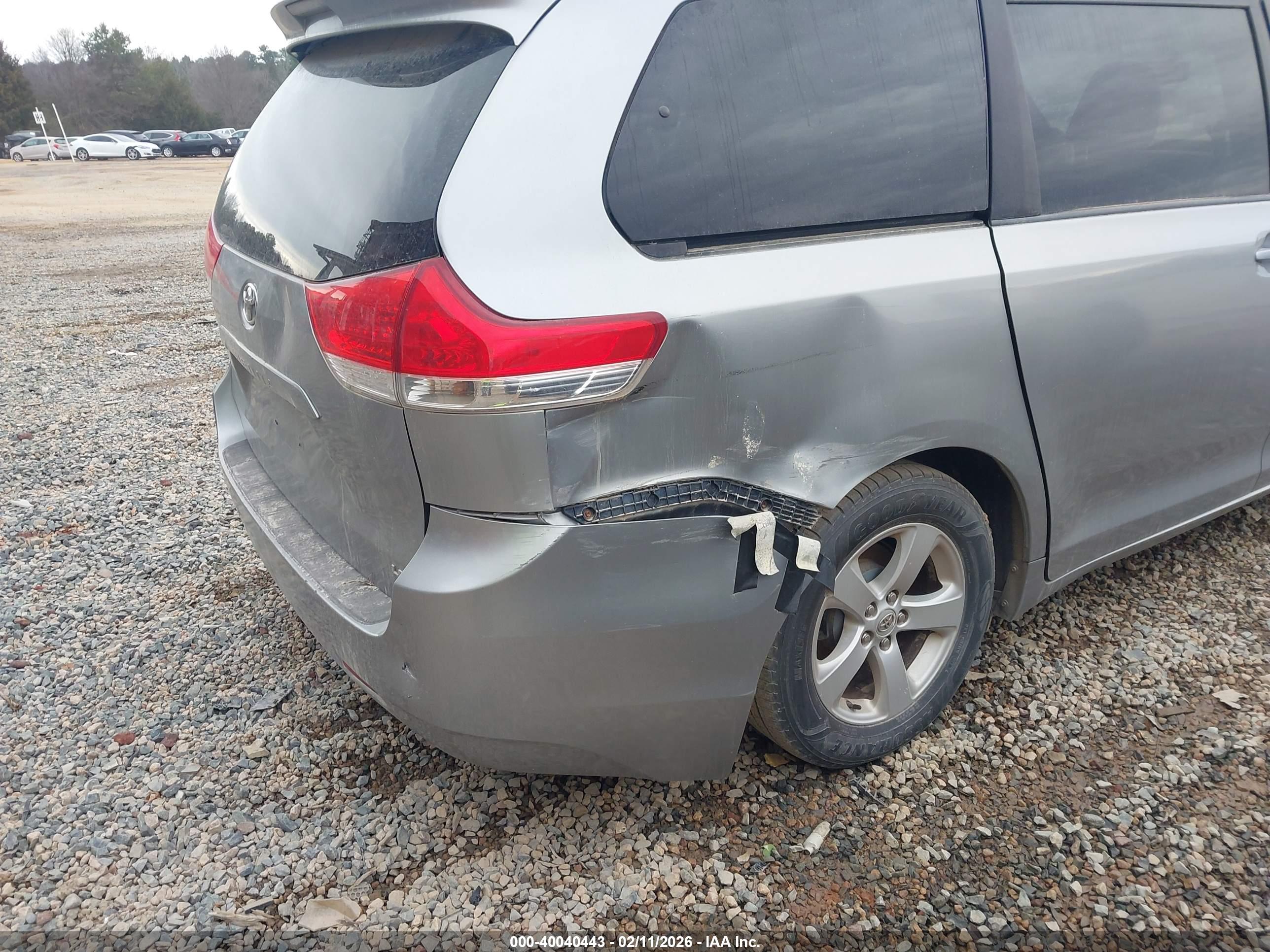 TOYOTA SIENNA image 6