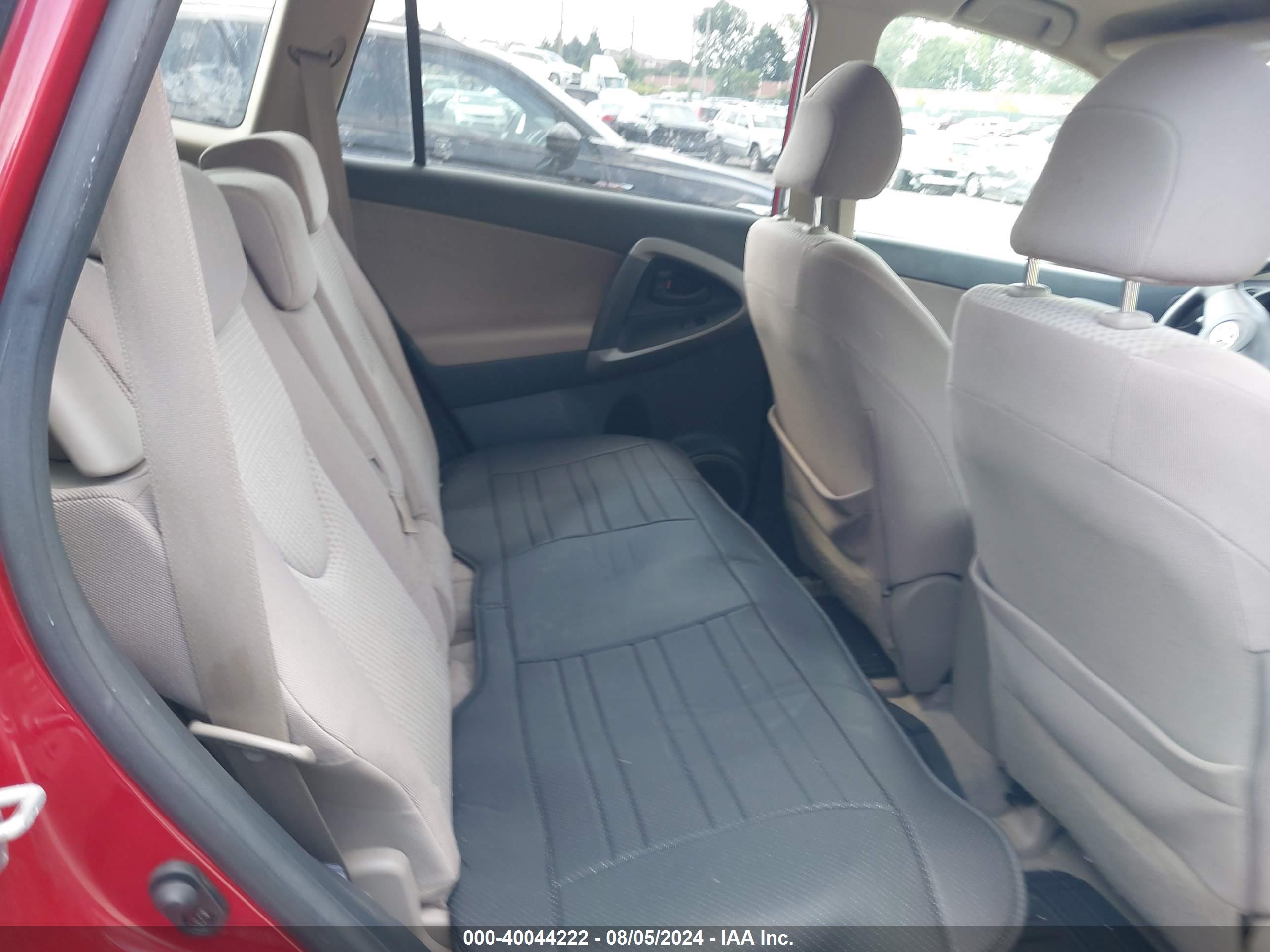 TOYOTA RAV4 image 8