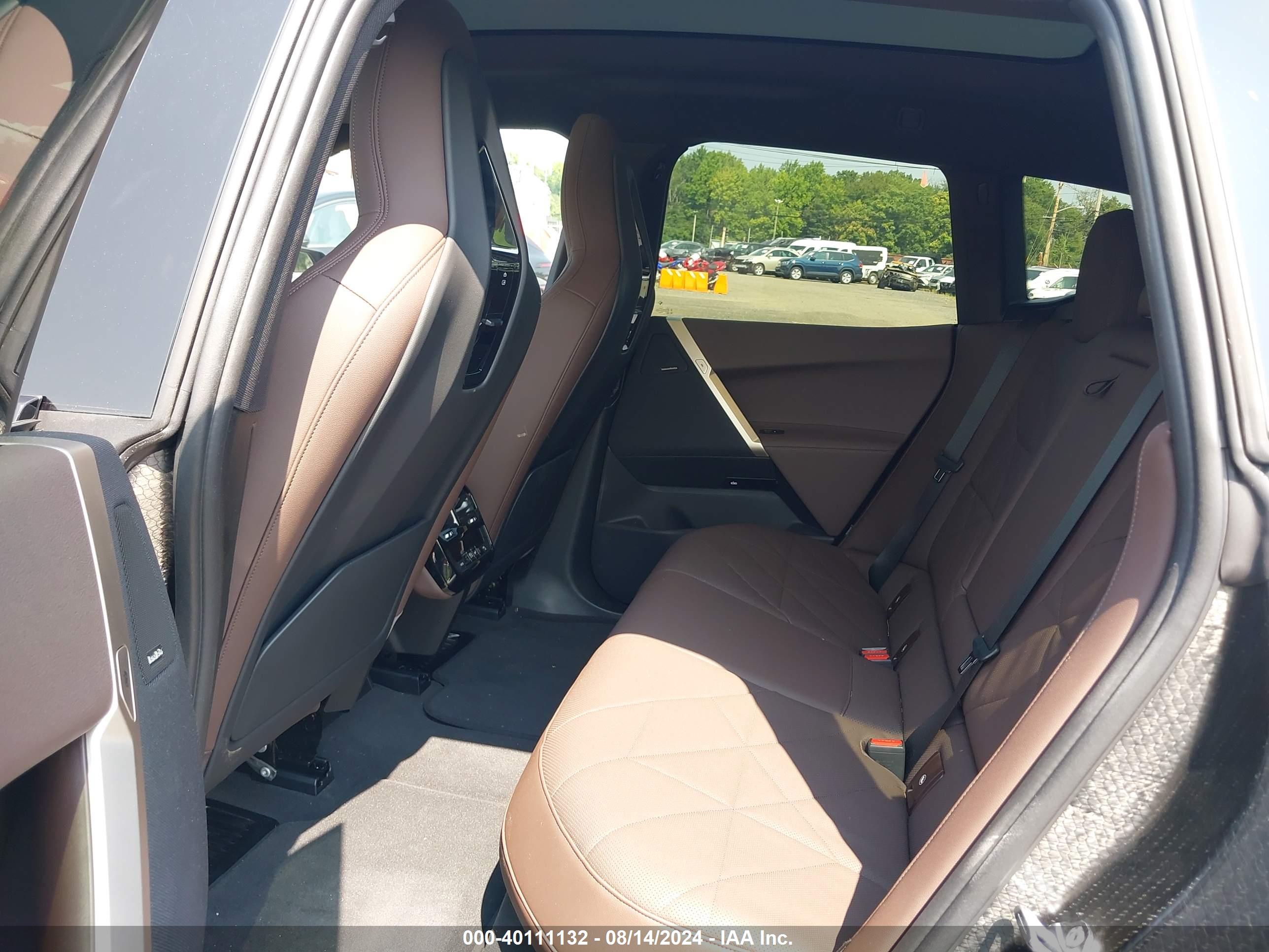 BMW IX image 8