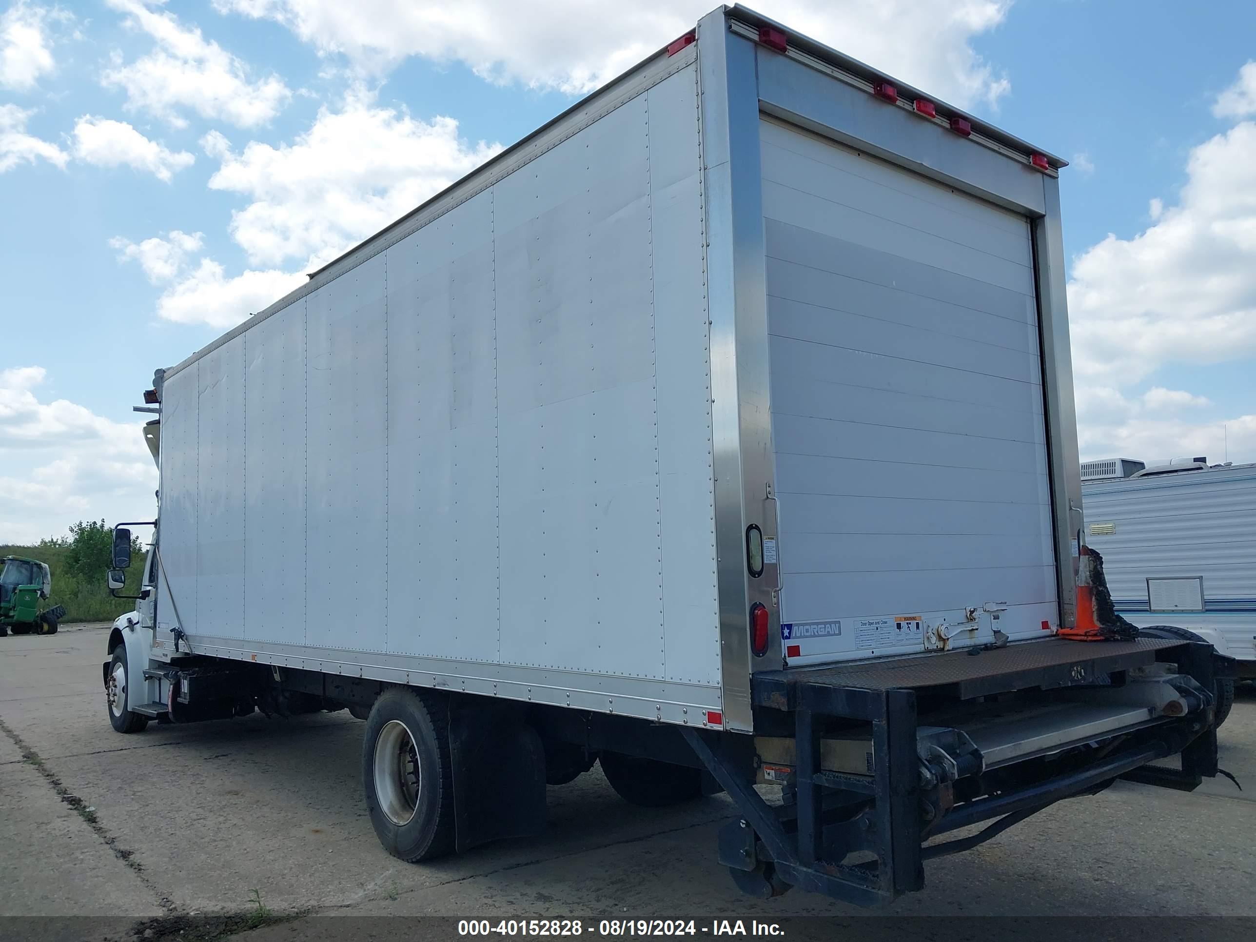 FREIGHTLINER M2 image 3