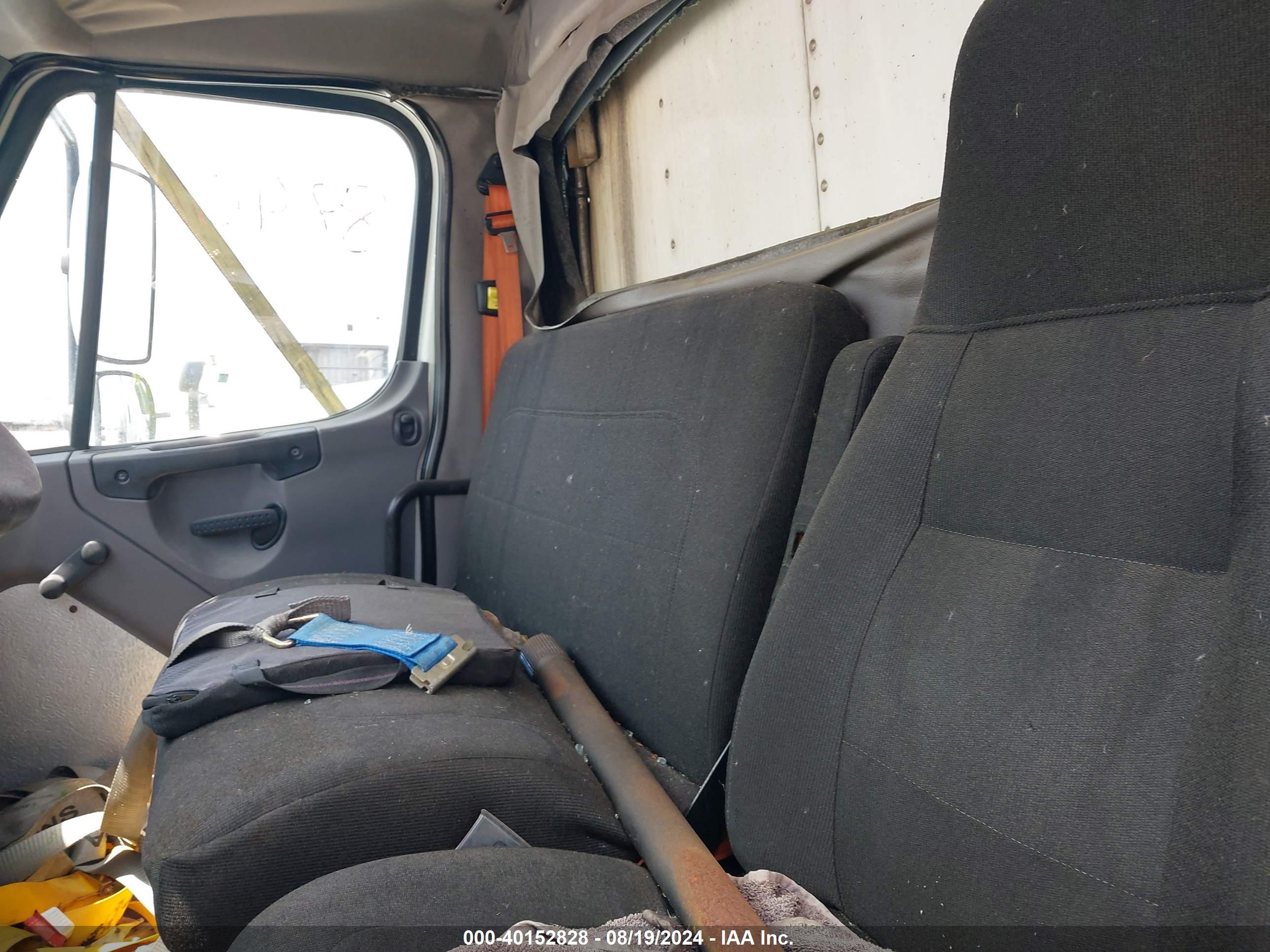 FREIGHTLINER M2 image 7