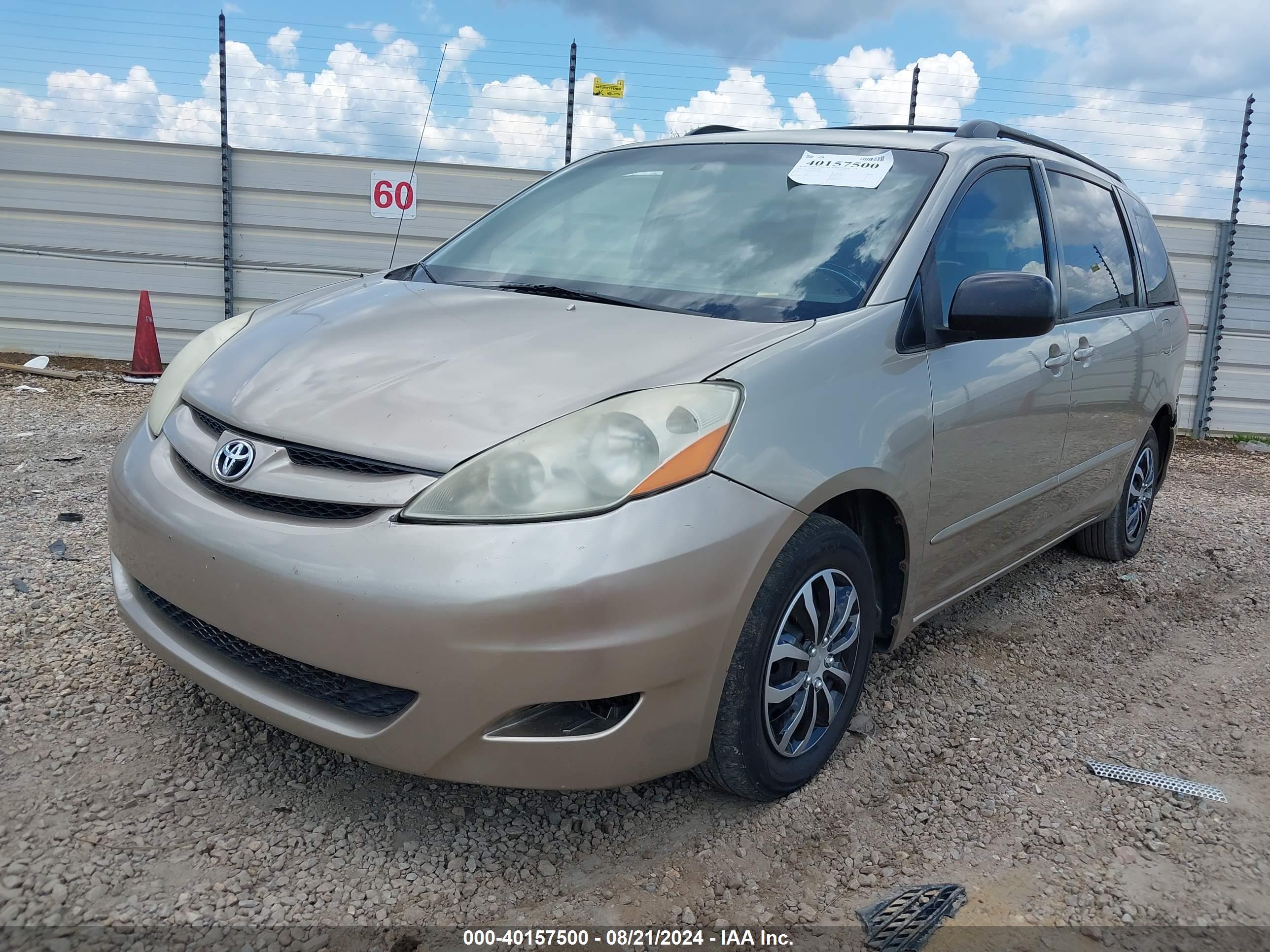 TOYOTA SIENNA image 2