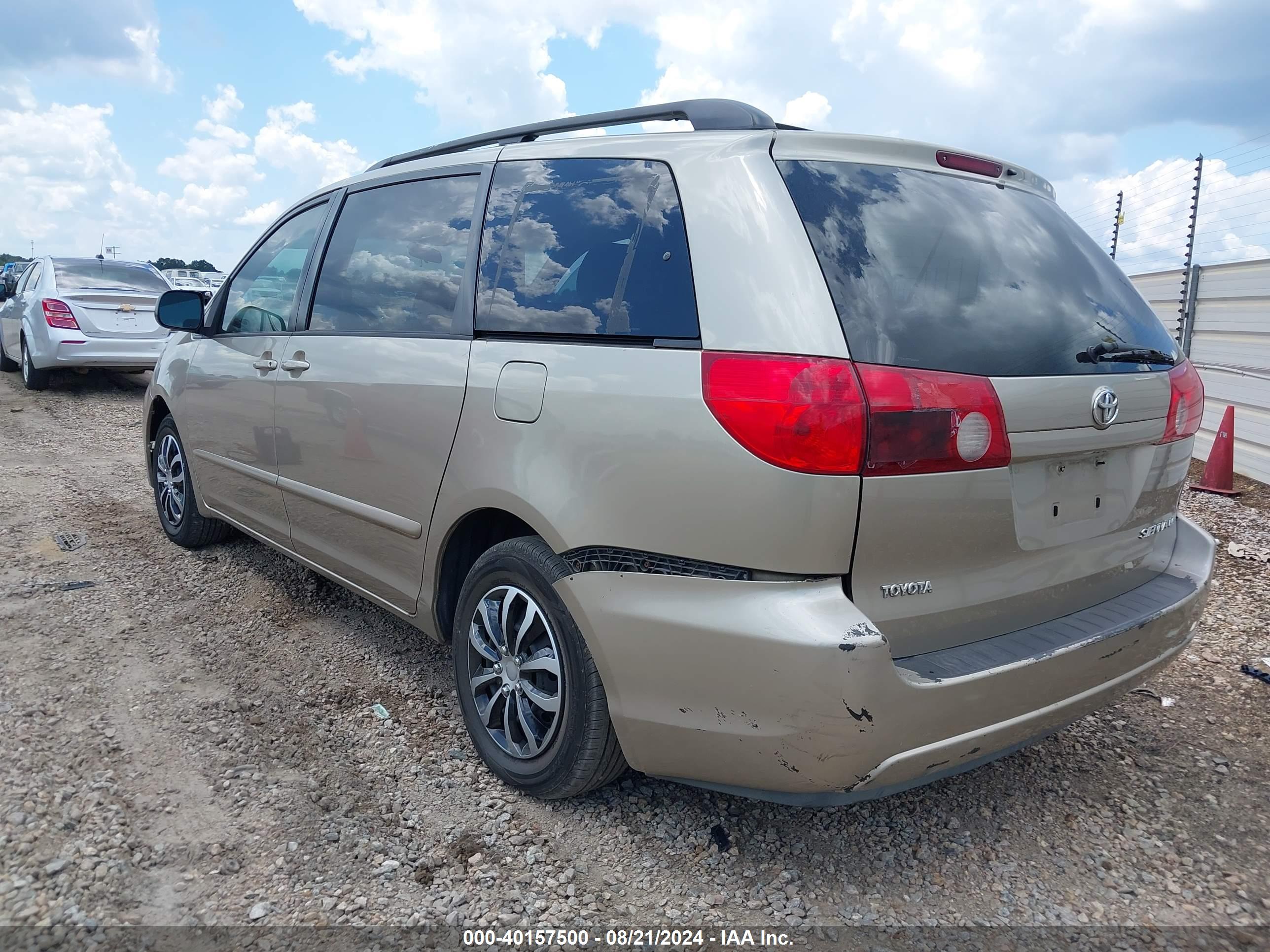 TOYOTA SIENNA image 3