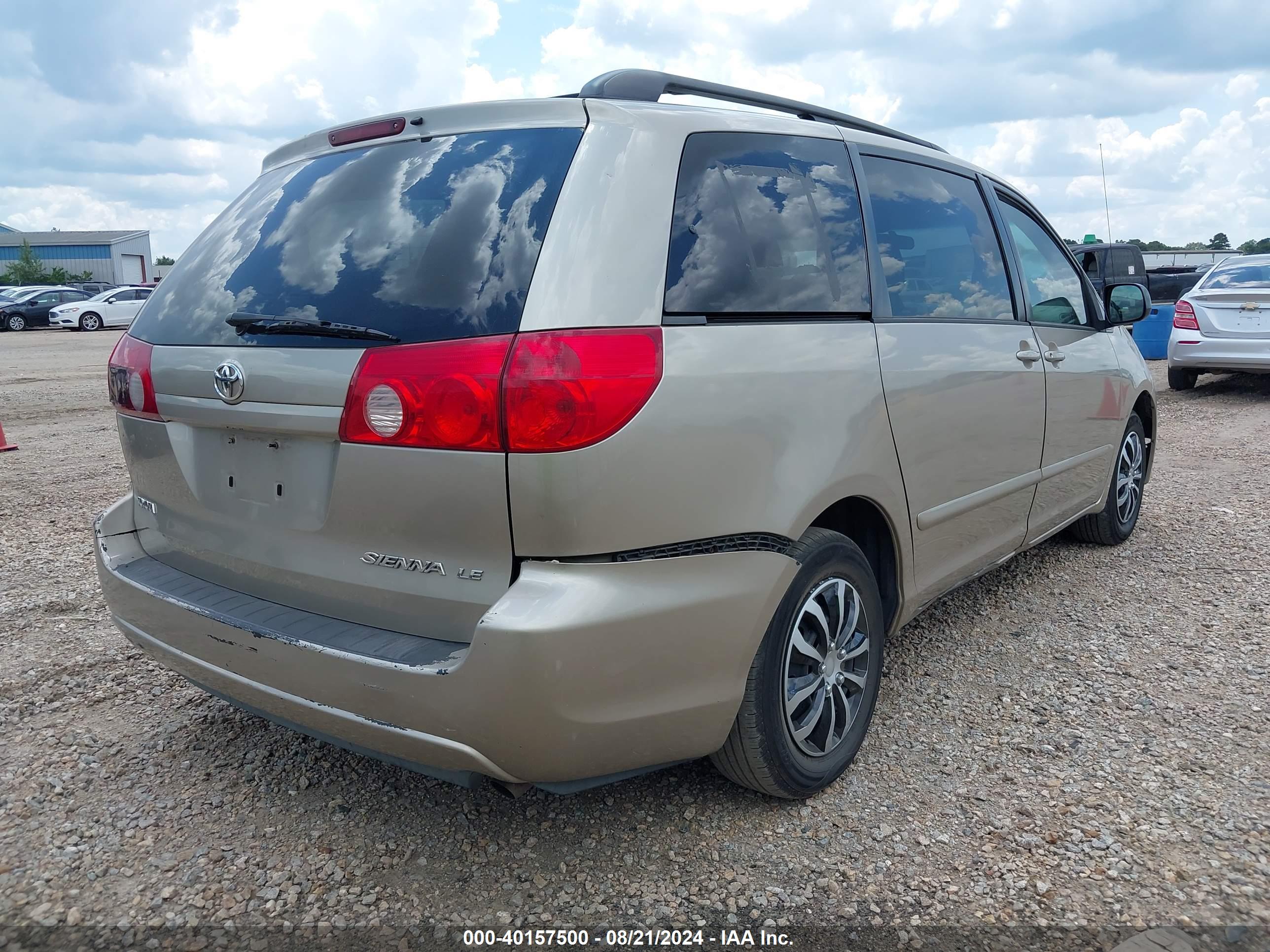 TOYOTA SIENNA image 4