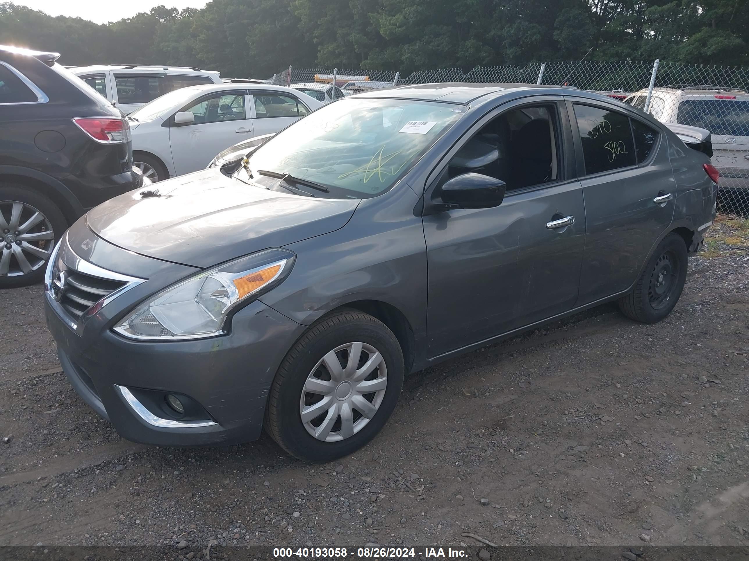 NISSAN VERSA image 2