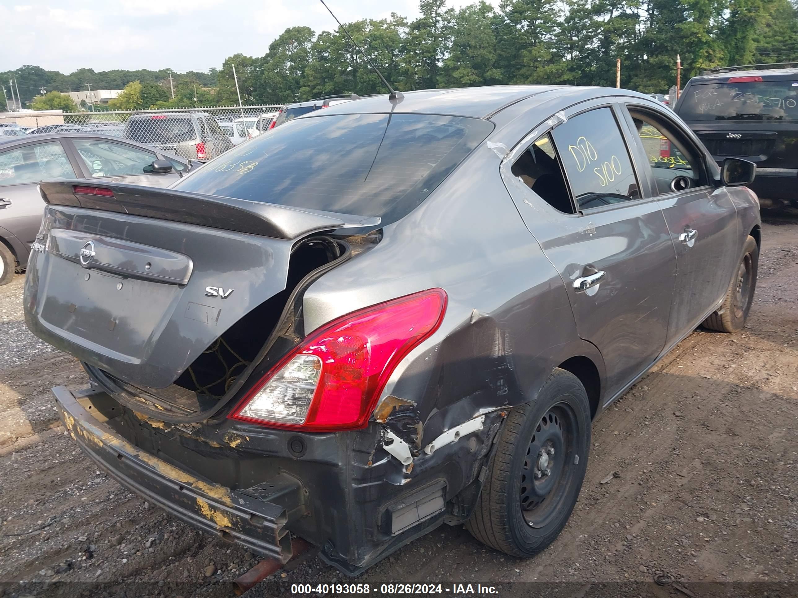 NISSAN VERSA image 4