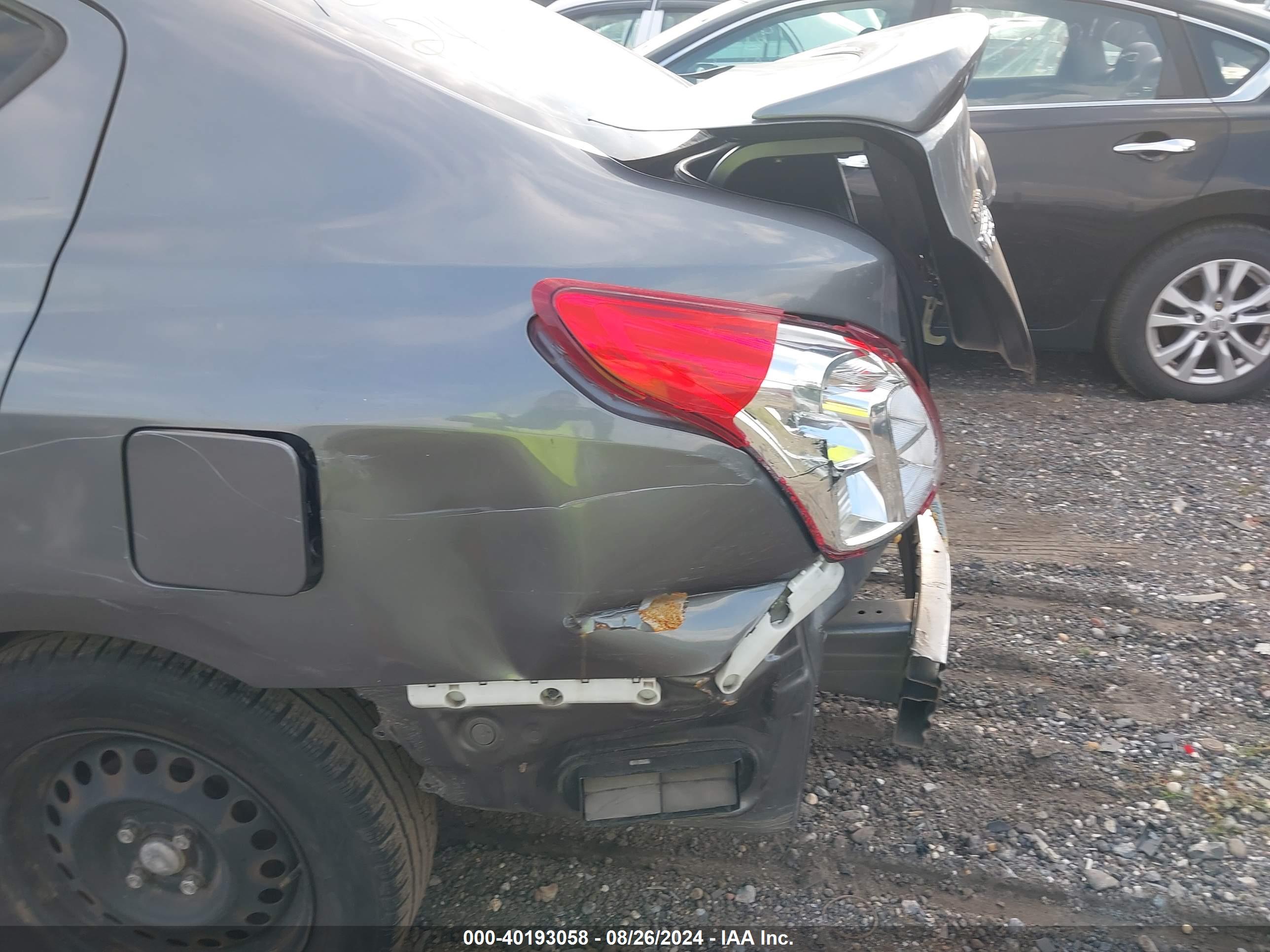 NISSAN VERSA image 6