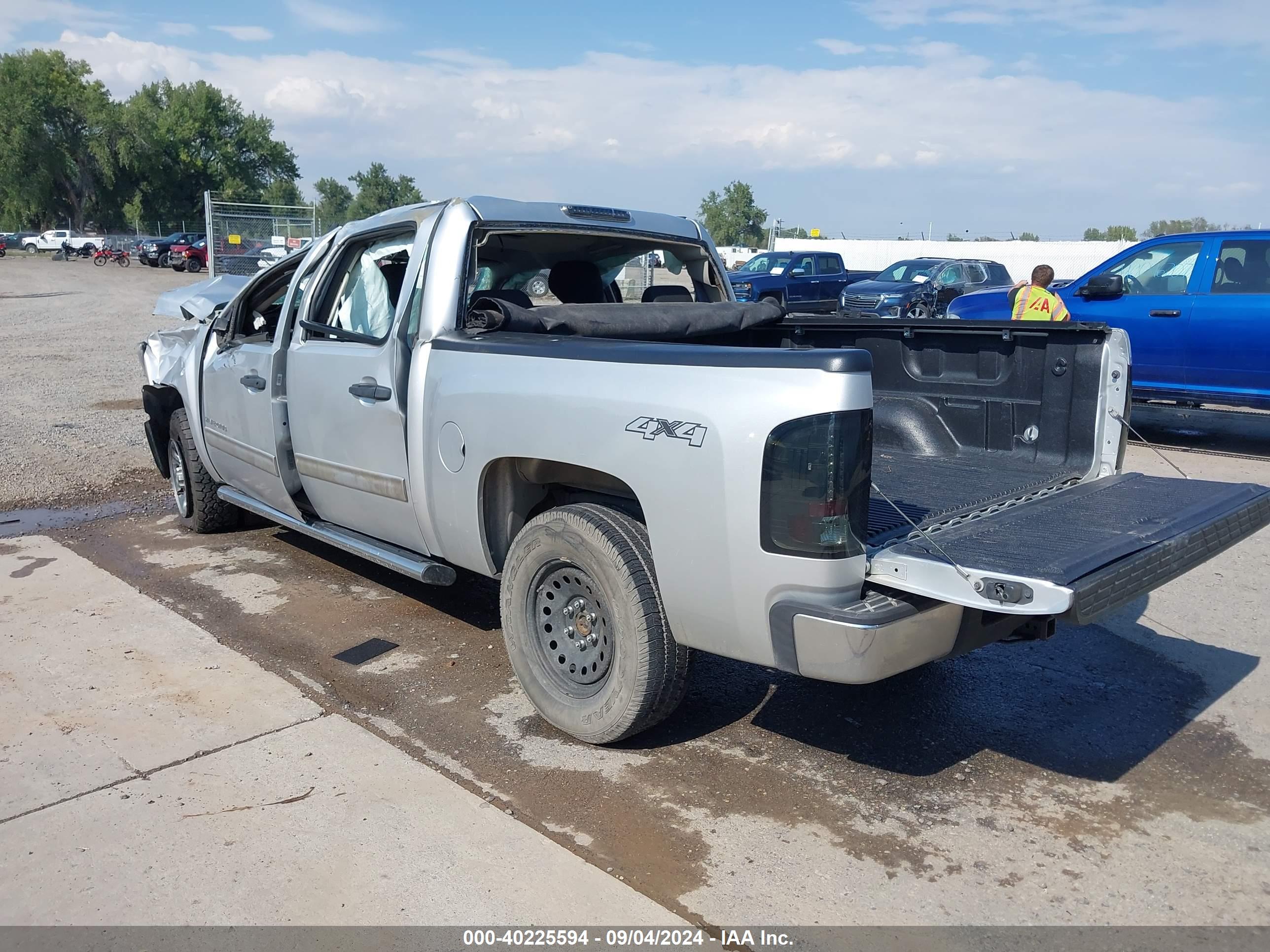 CHEVROLET SILVERADO image 3
