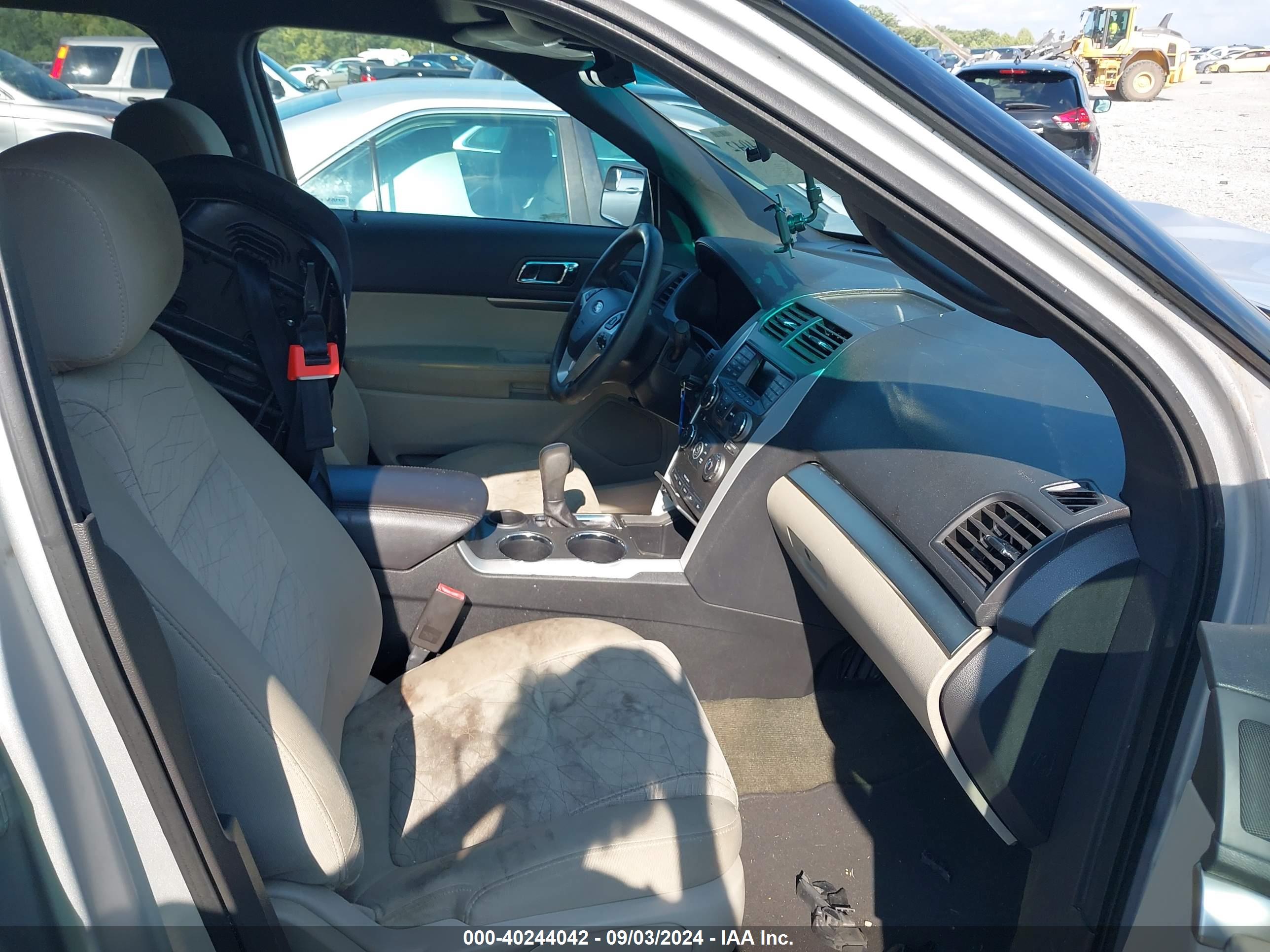 FORD EXPLORER image 5
