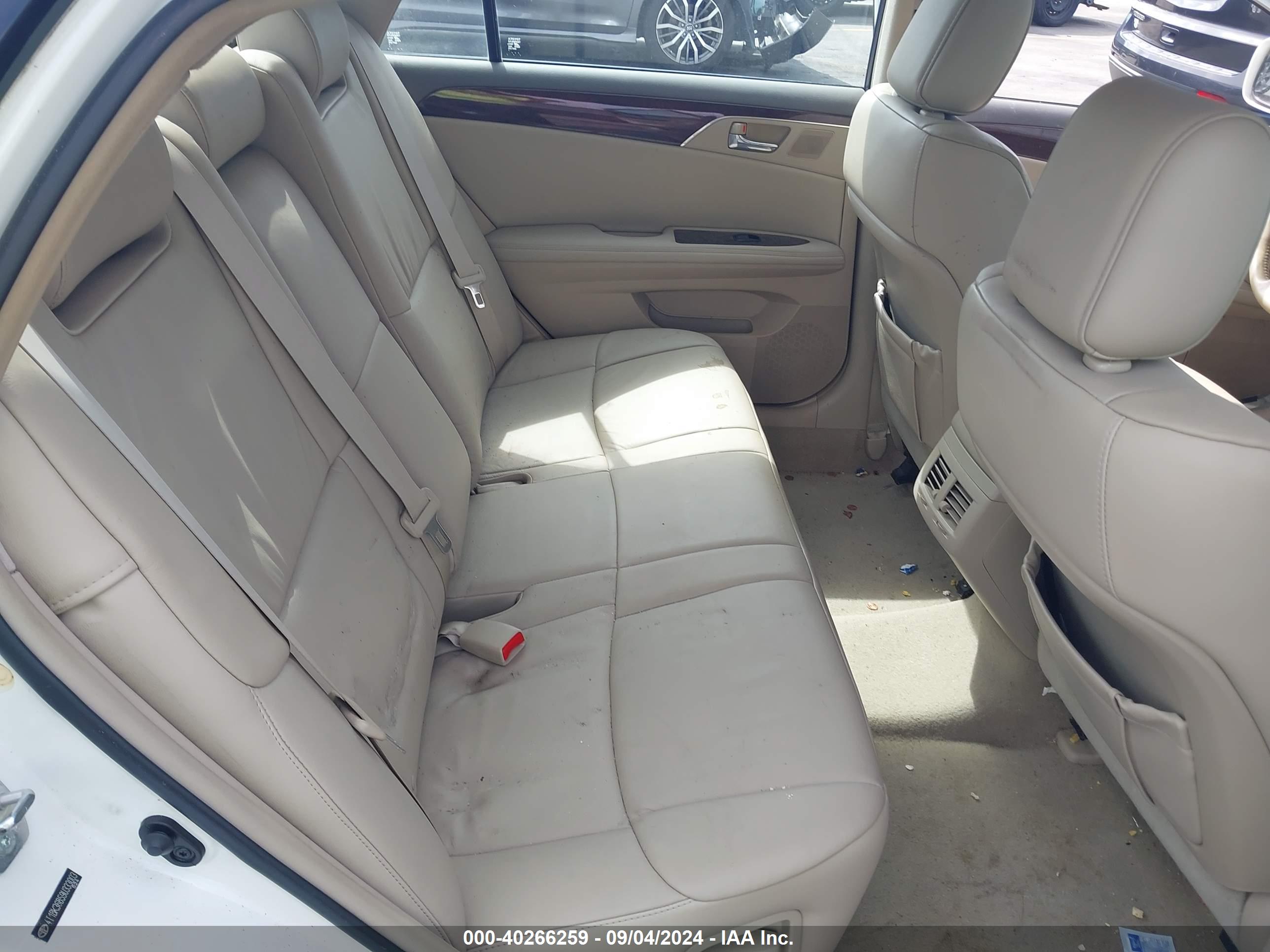 TOYOTA AVALON image 8