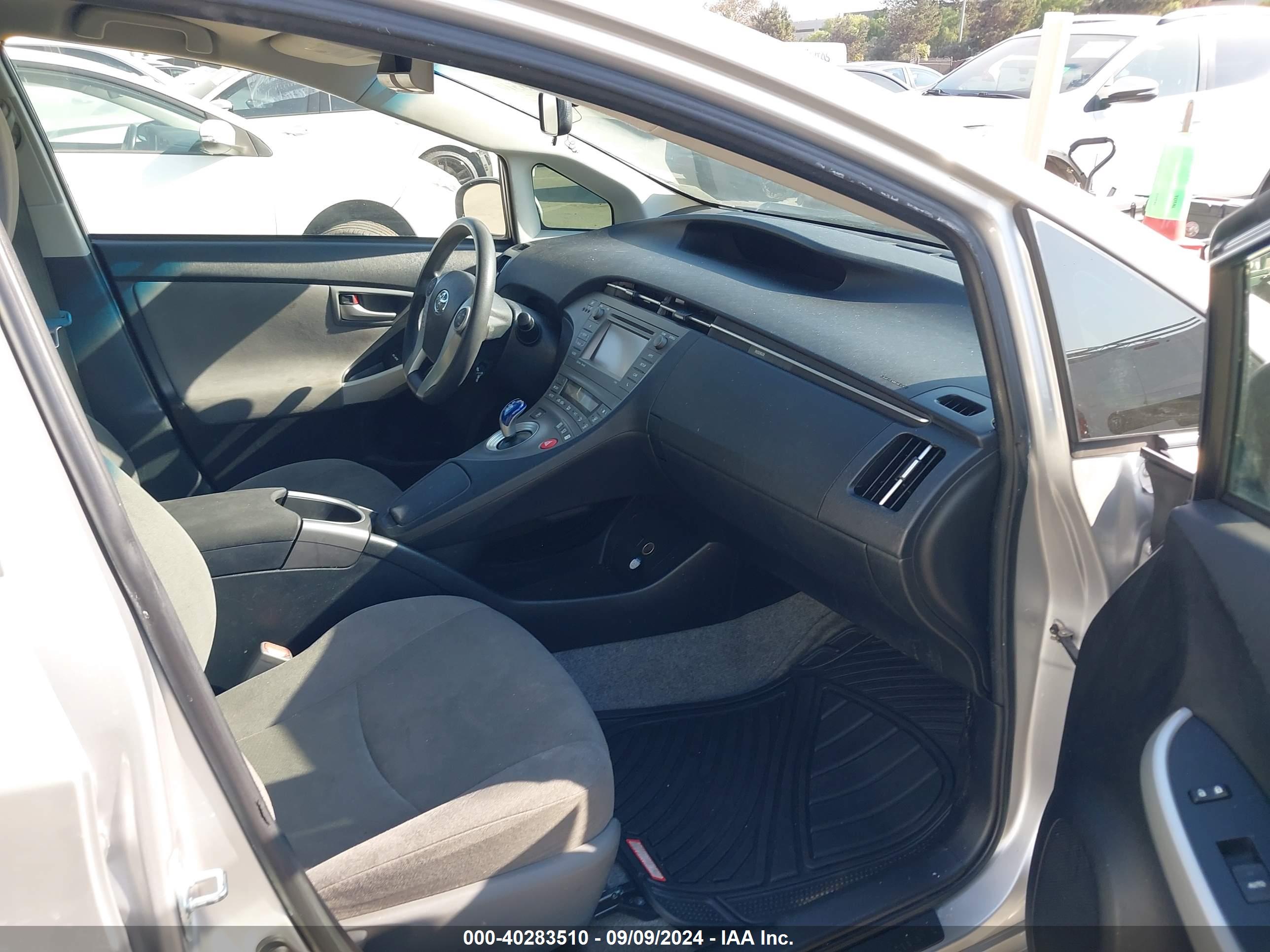 TOYOTA PRIUS image 5