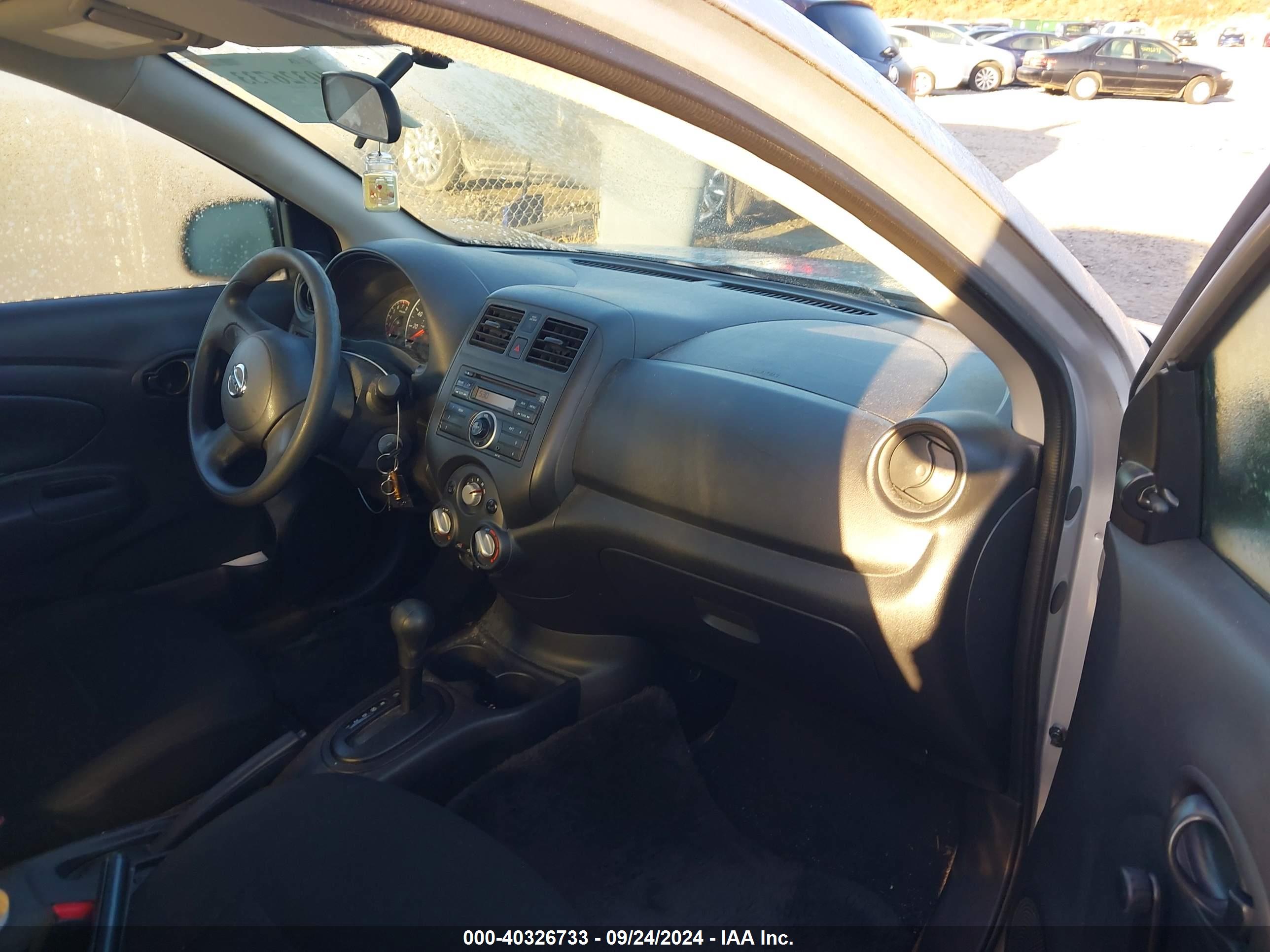 NISSAN VERSA image 5