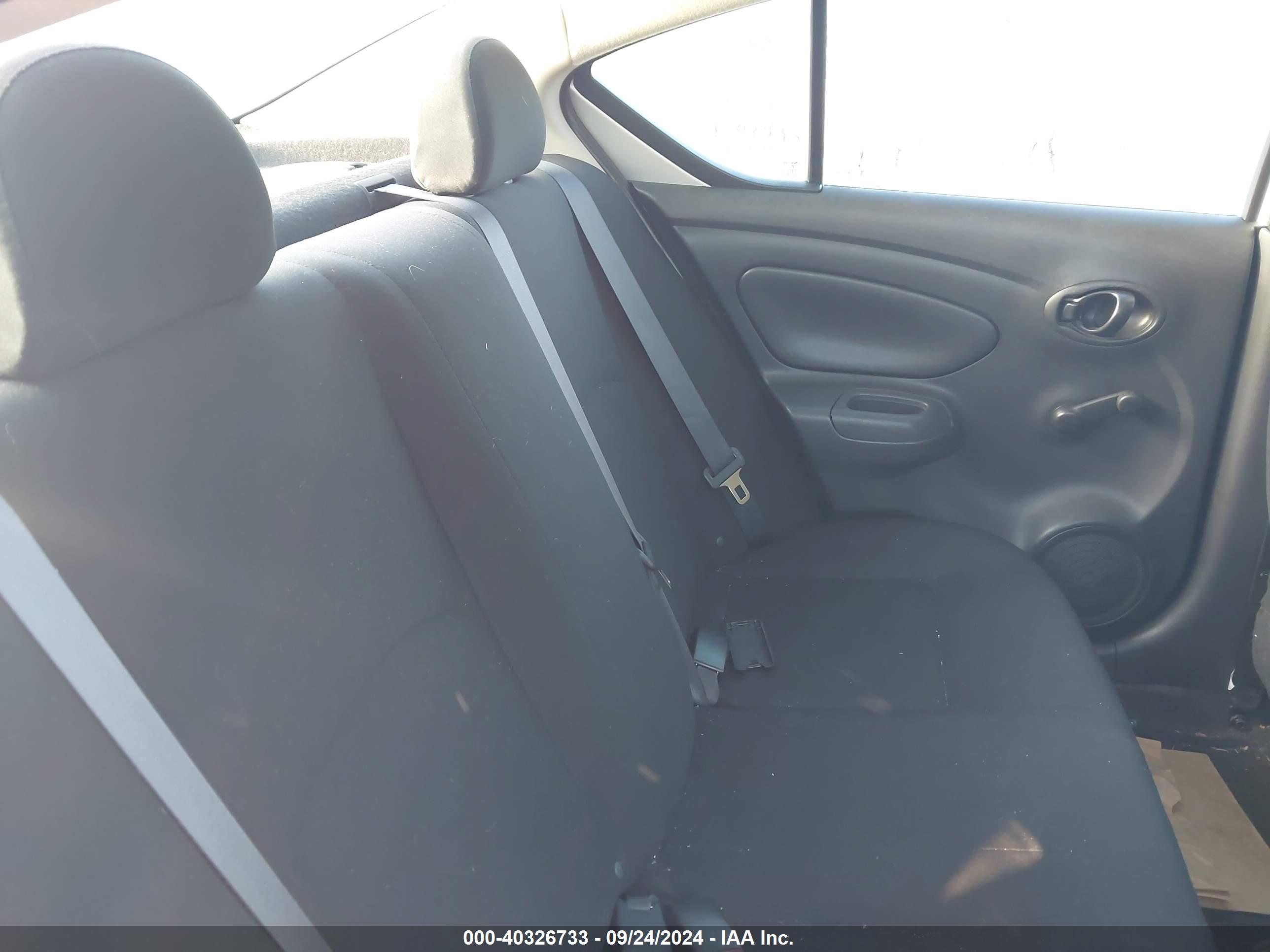 NISSAN VERSA image 8