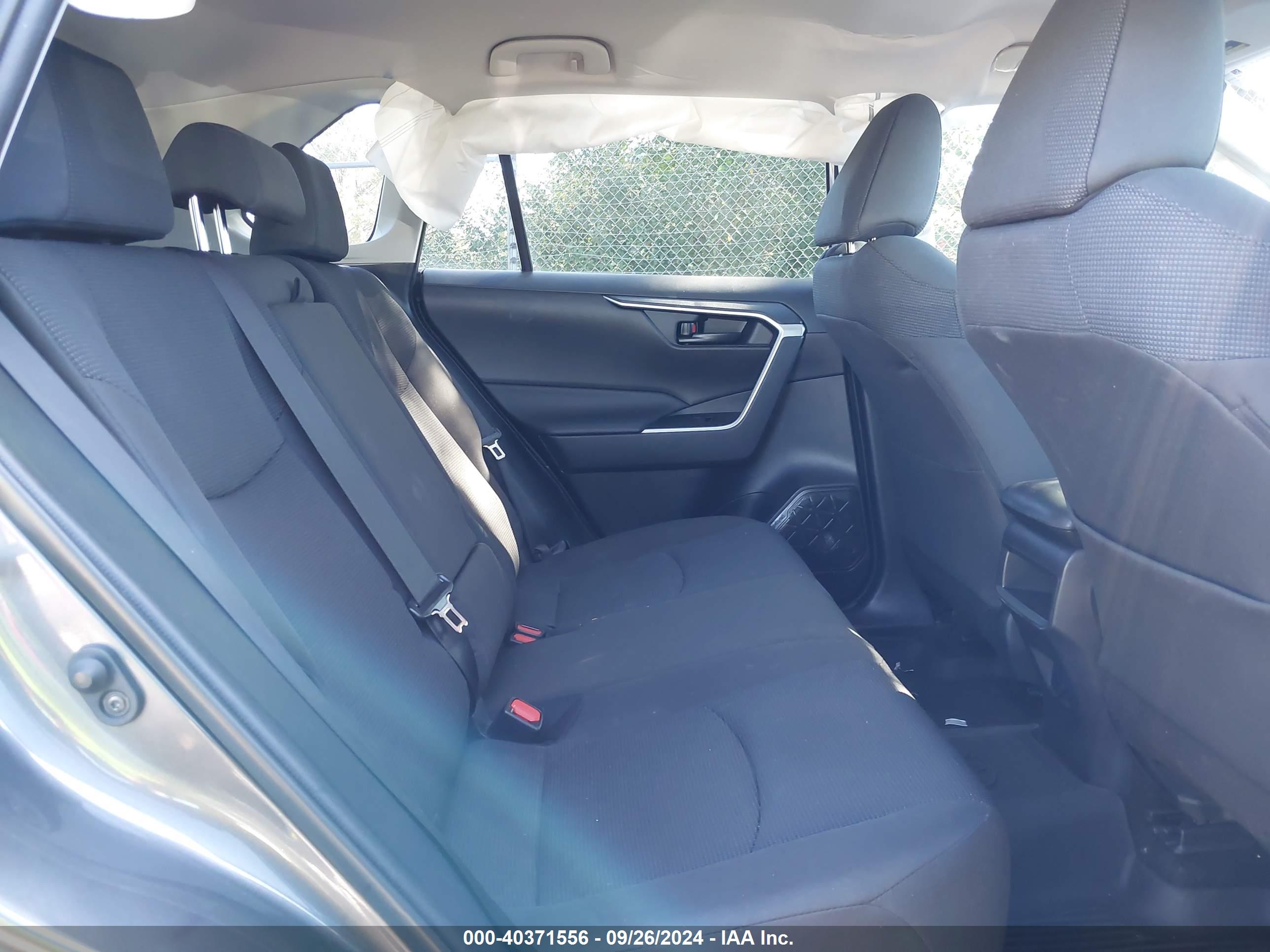 TOYOTA RAV4 image 8