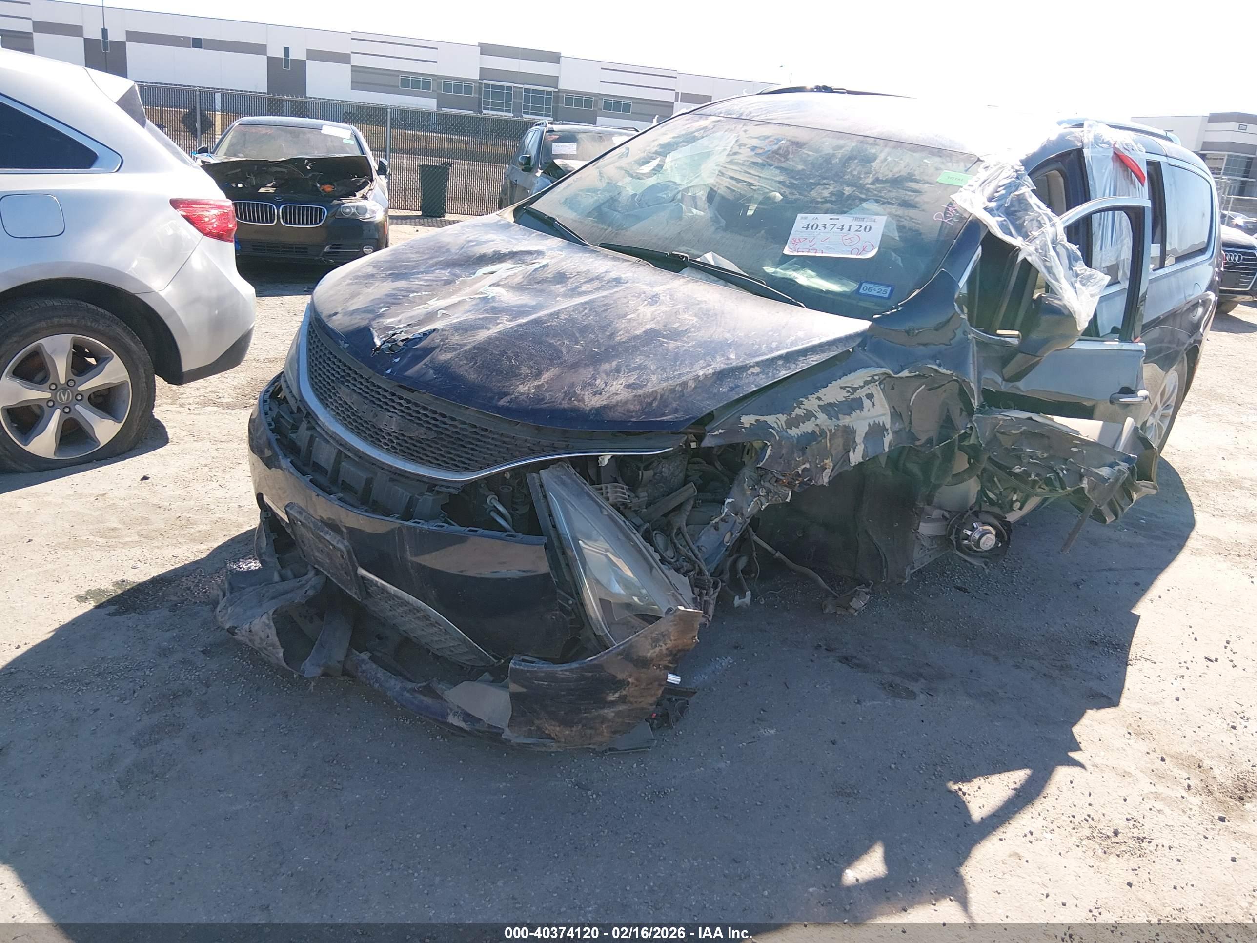 CHRYSLER PACIFICA image 6
