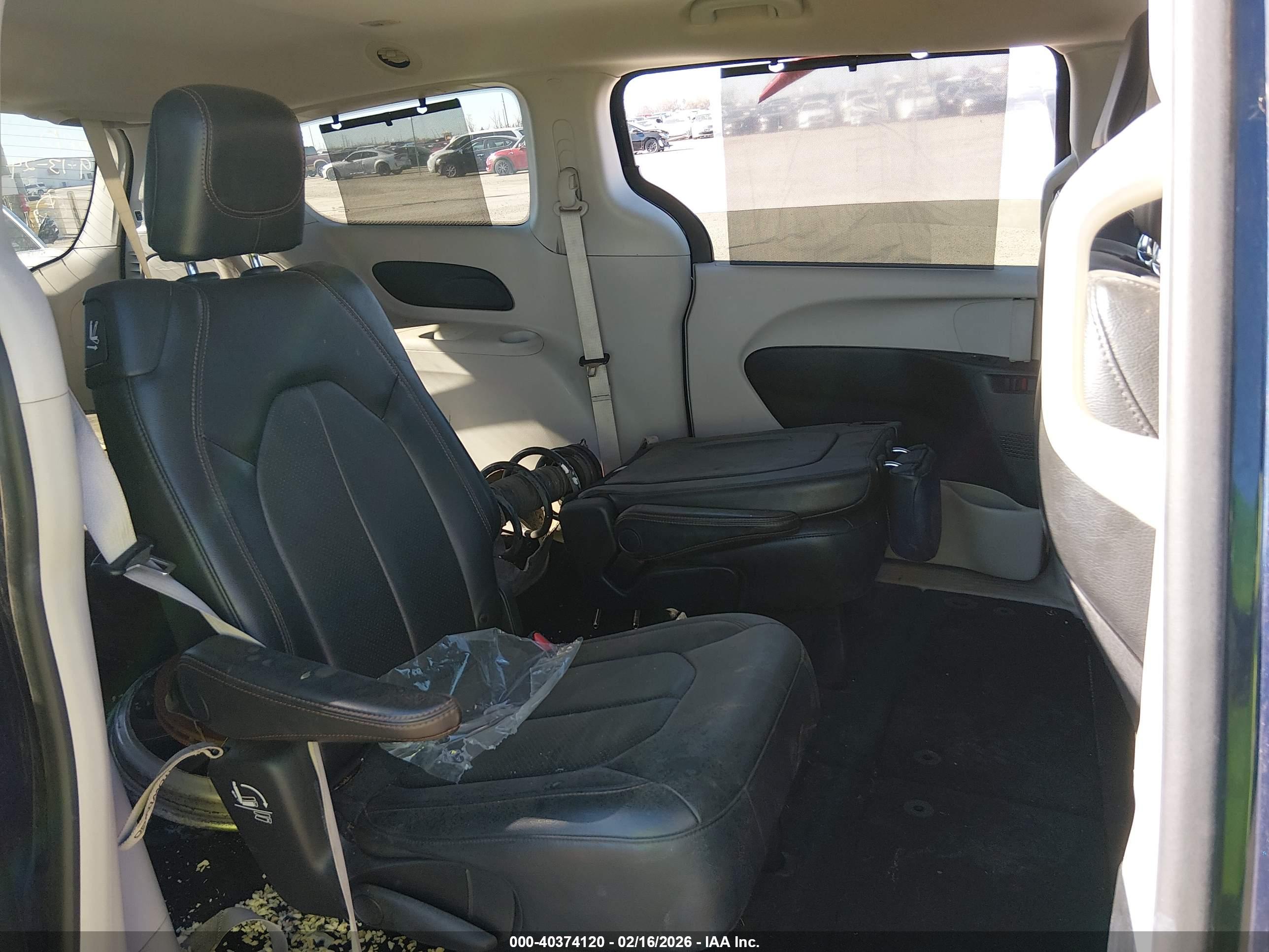 CHRYSLER PACIFICA image 8