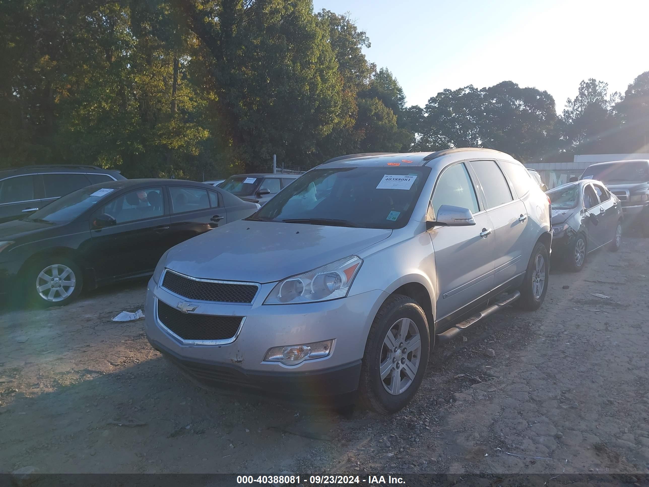 CHEVROLET TRAVERSE image 2