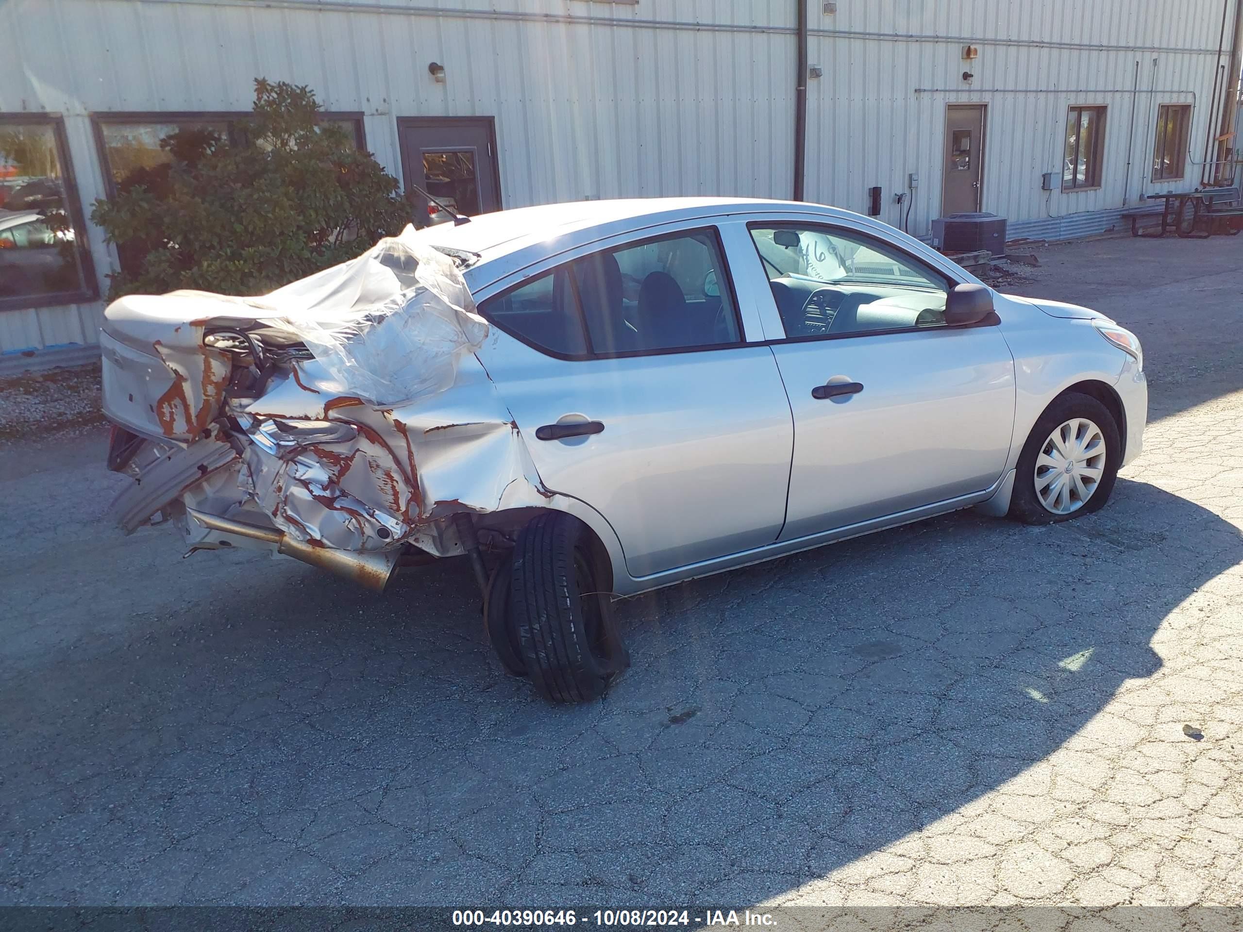 NISSAN VERSA image 4
