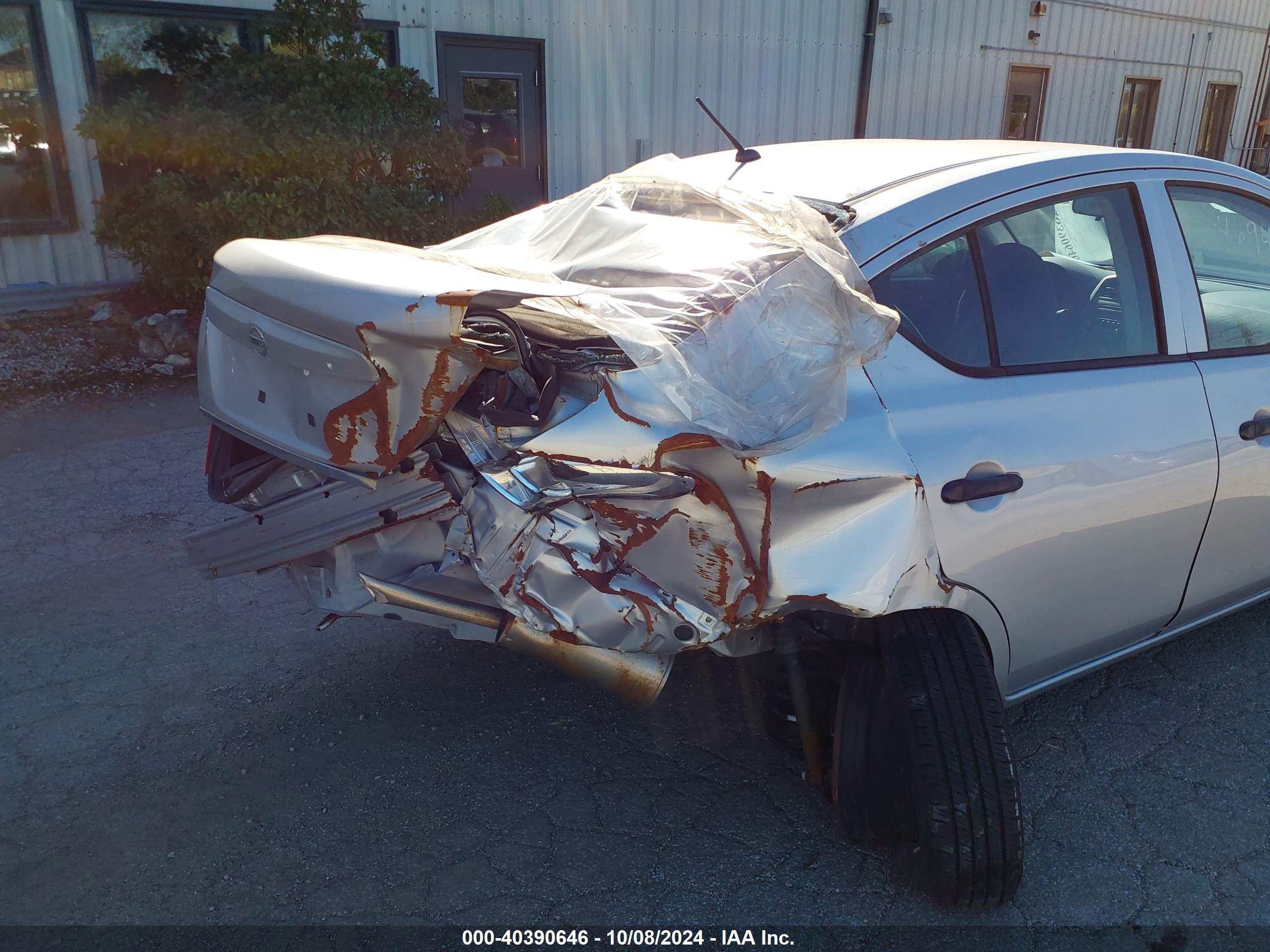 NISSAN VERSA image 6