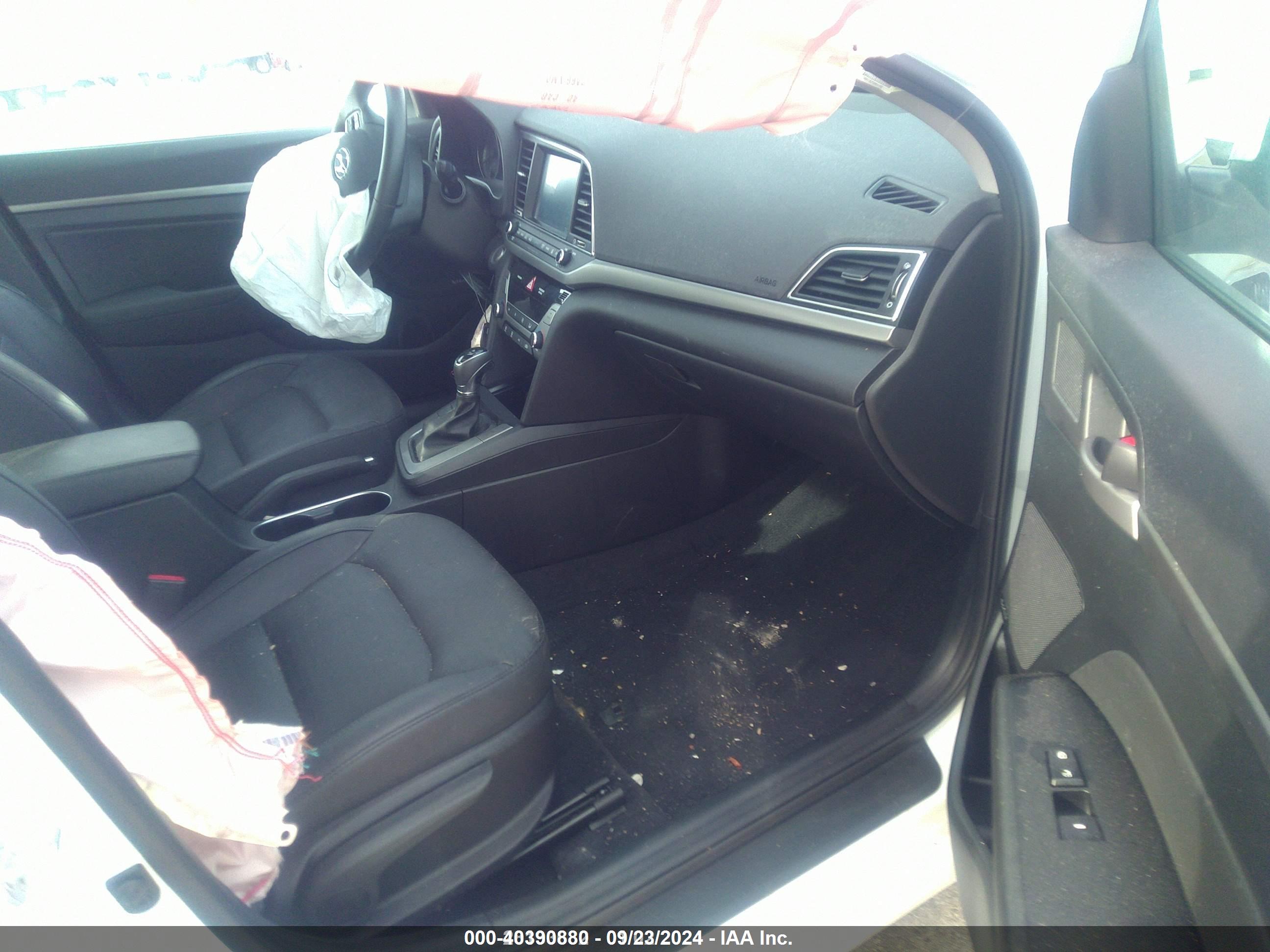 HYUNDAI ELANTRA image 5