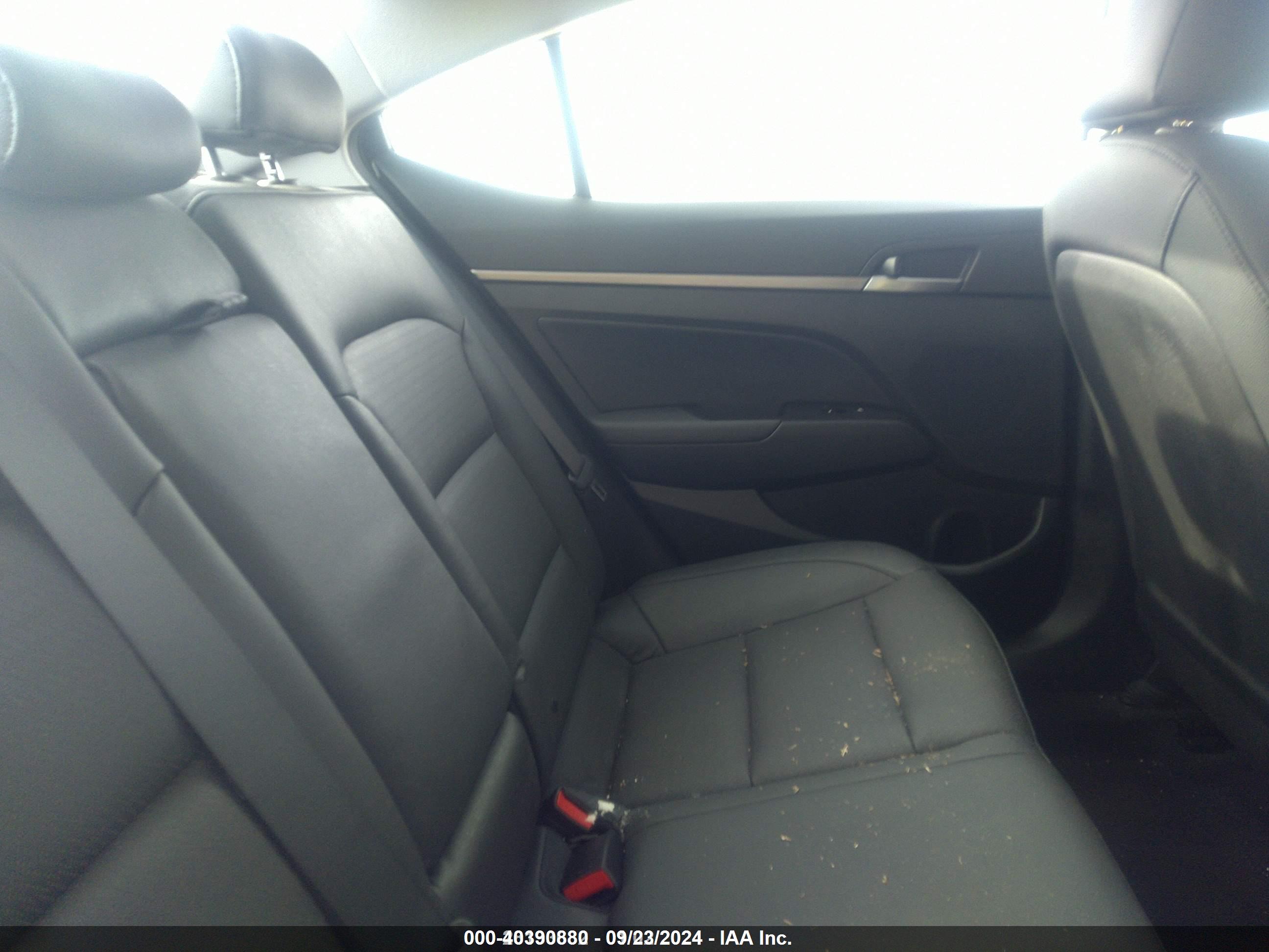 HYUNDAI ELANTRA image 8